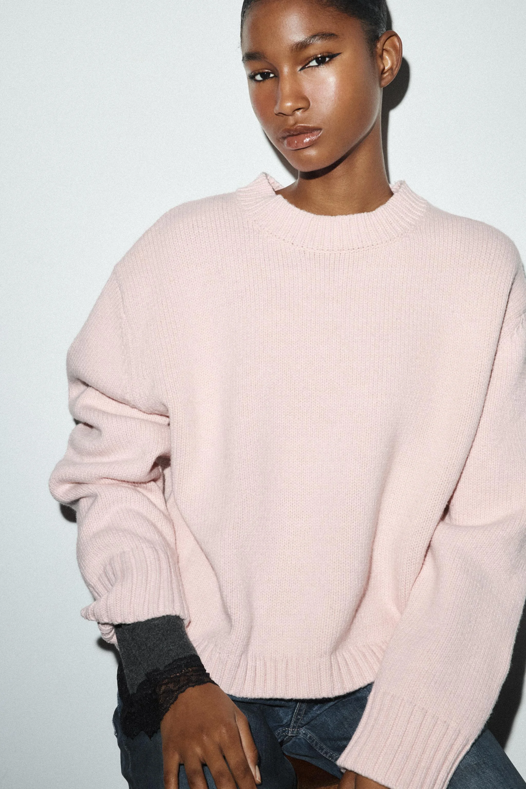 پلیور بافتنی با جزئیات در پشت پلیور بافتنی با جزئیات در پشت