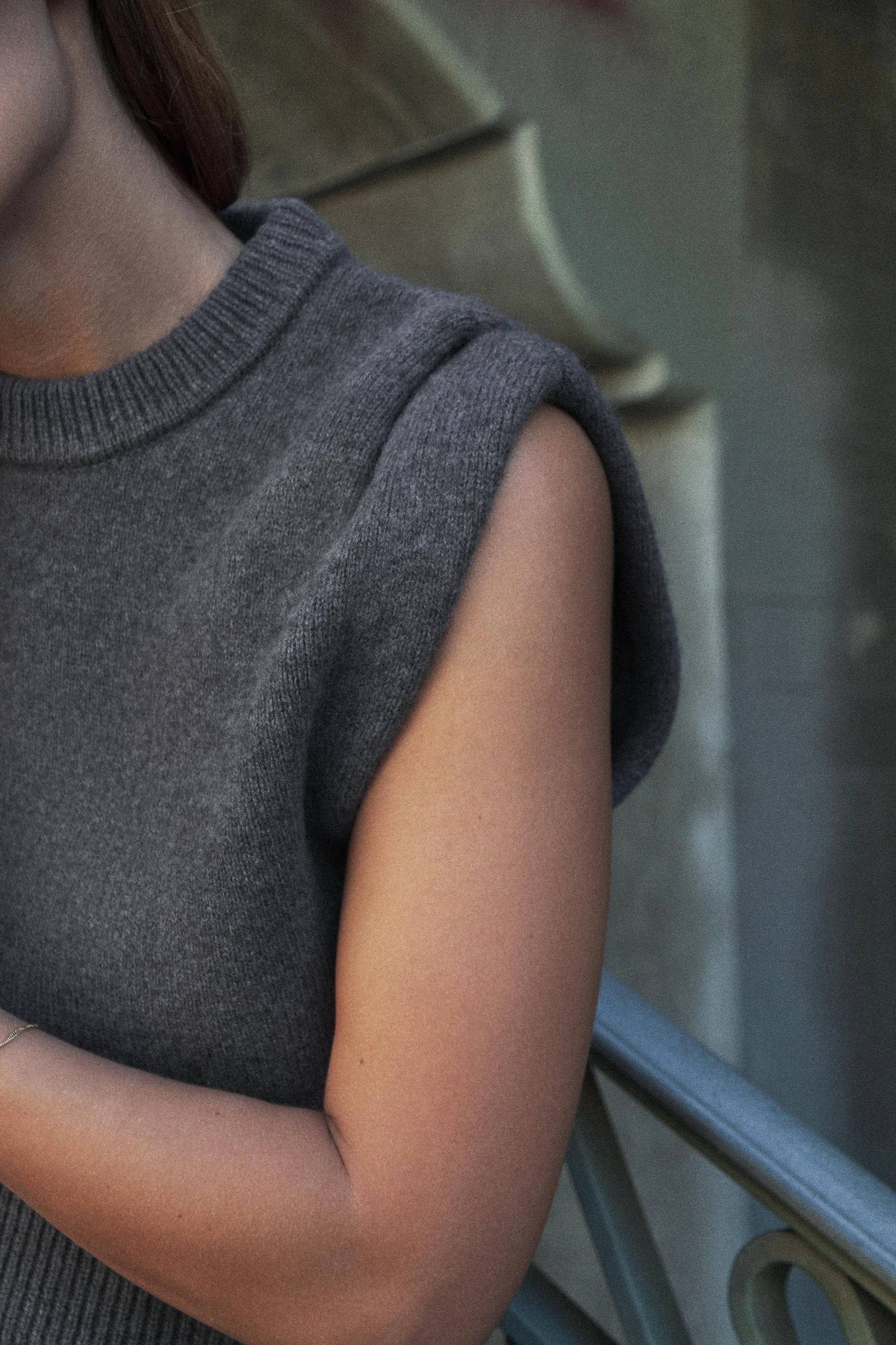 جلیقه پشمی ترکیبی با پلیسه های سرشانه جلیقه پشمی ترکیبی با پلیسه های سرشانه