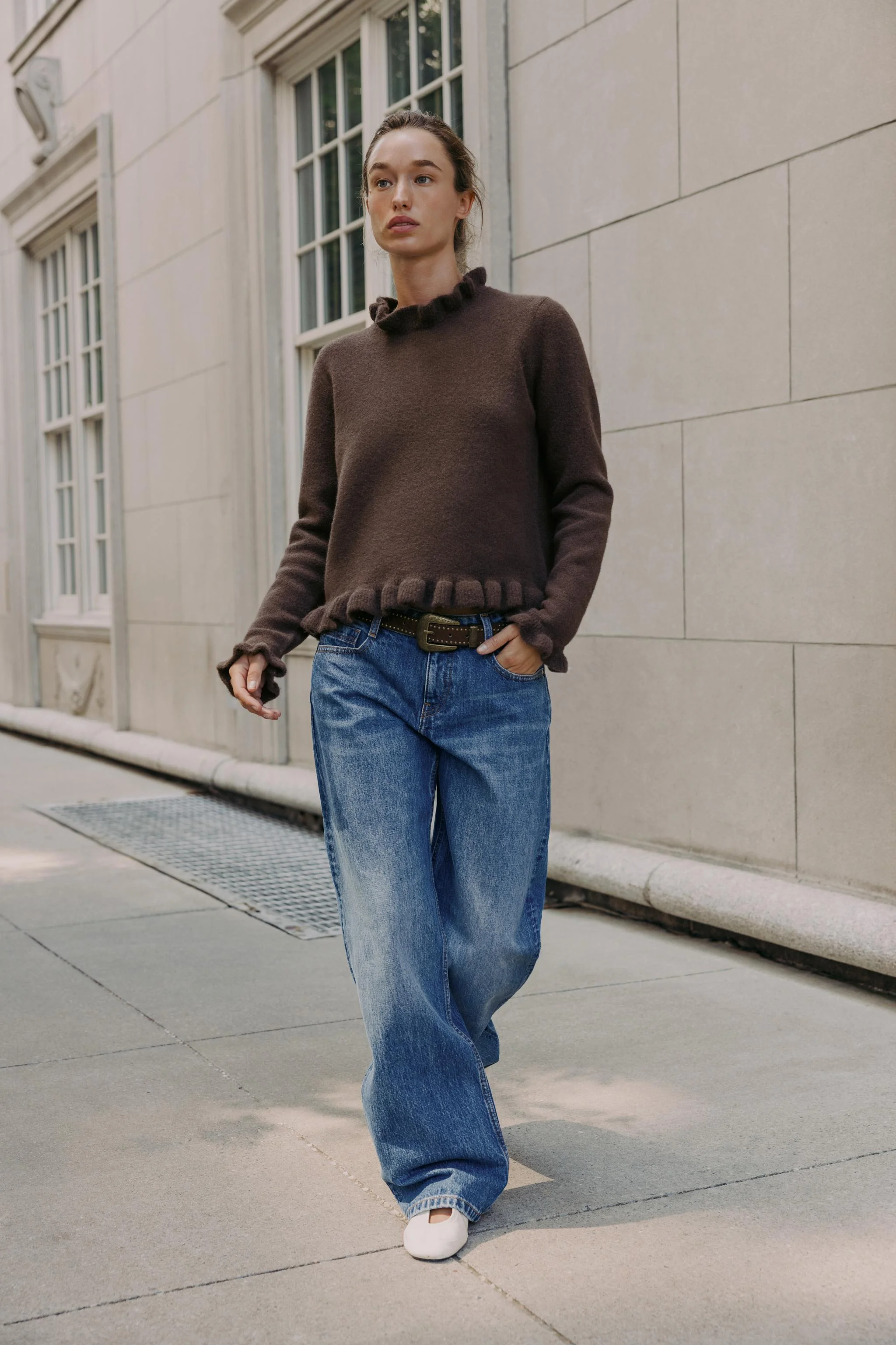 پلیور بافت ساده با یقه گرد و آستین بلند. دارای تزئینات چین دار.