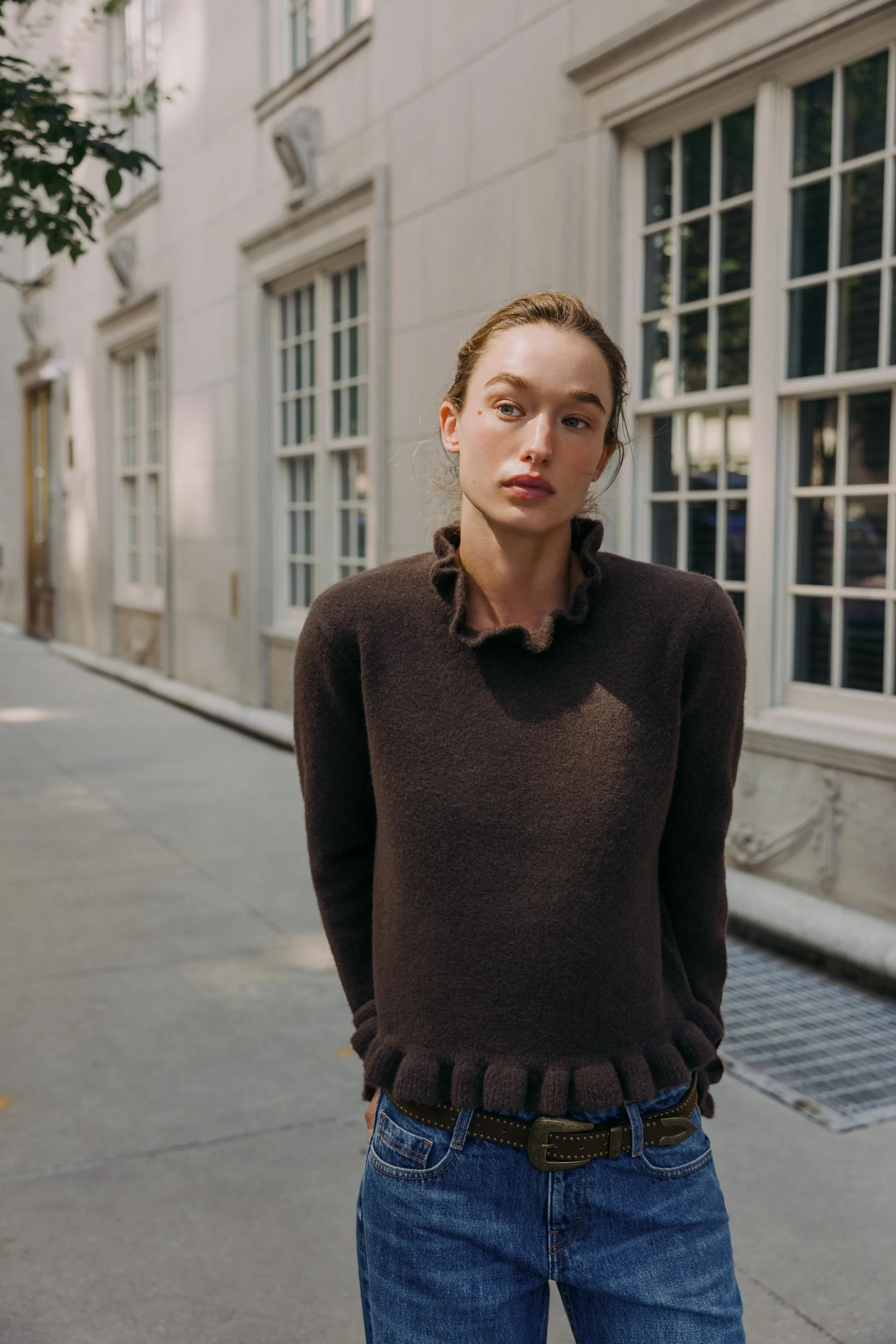 پلیور بافت ساده با یقه گرد و آستین بلند. دارای تزئینات چین دار. پلیور بافت ساده با یقه گرد و آستین بلند. دارای تزئینات چین دار.