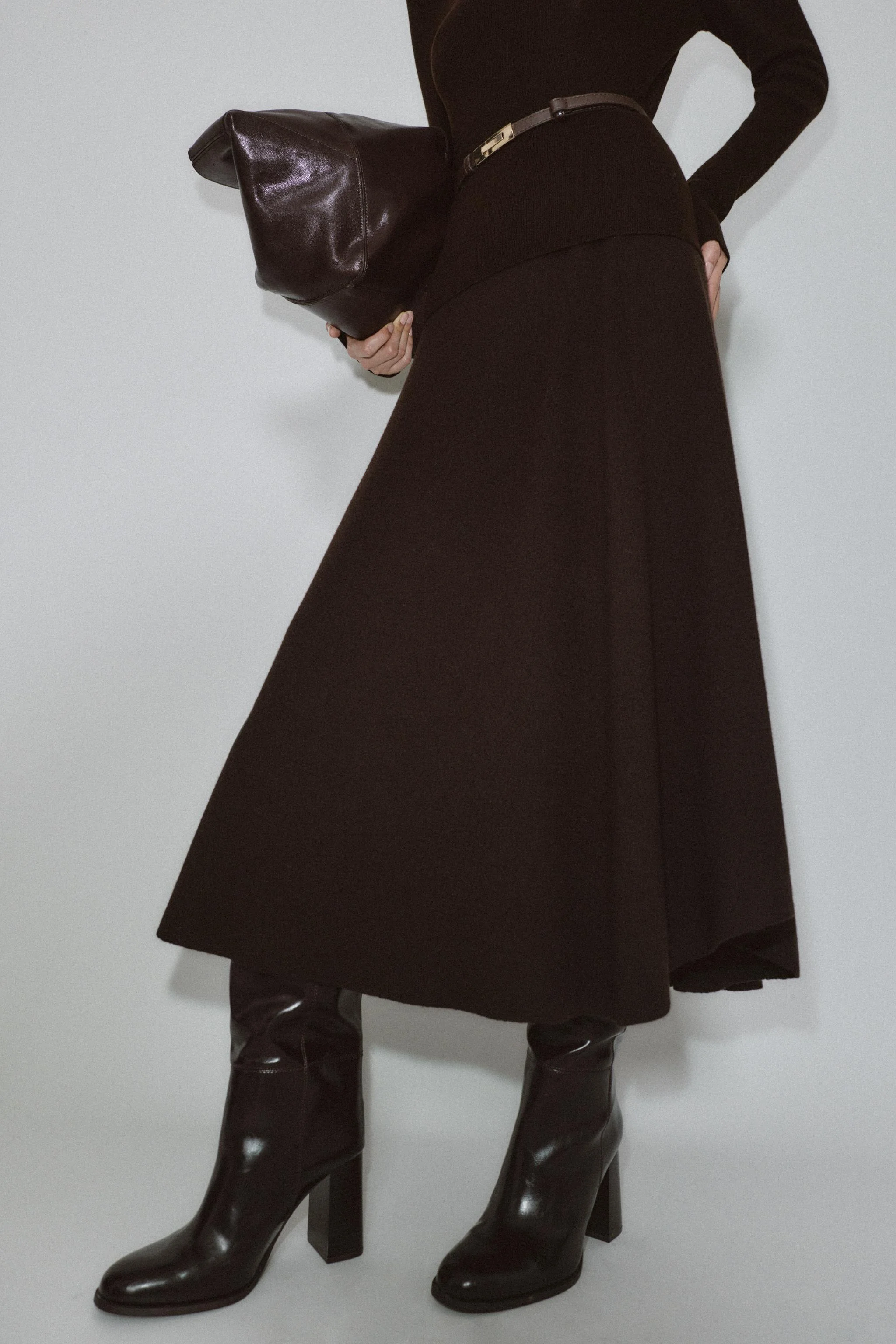 دامن بافتنی ساده بلند با کمر کشی، تهیه شده از 100% پشم