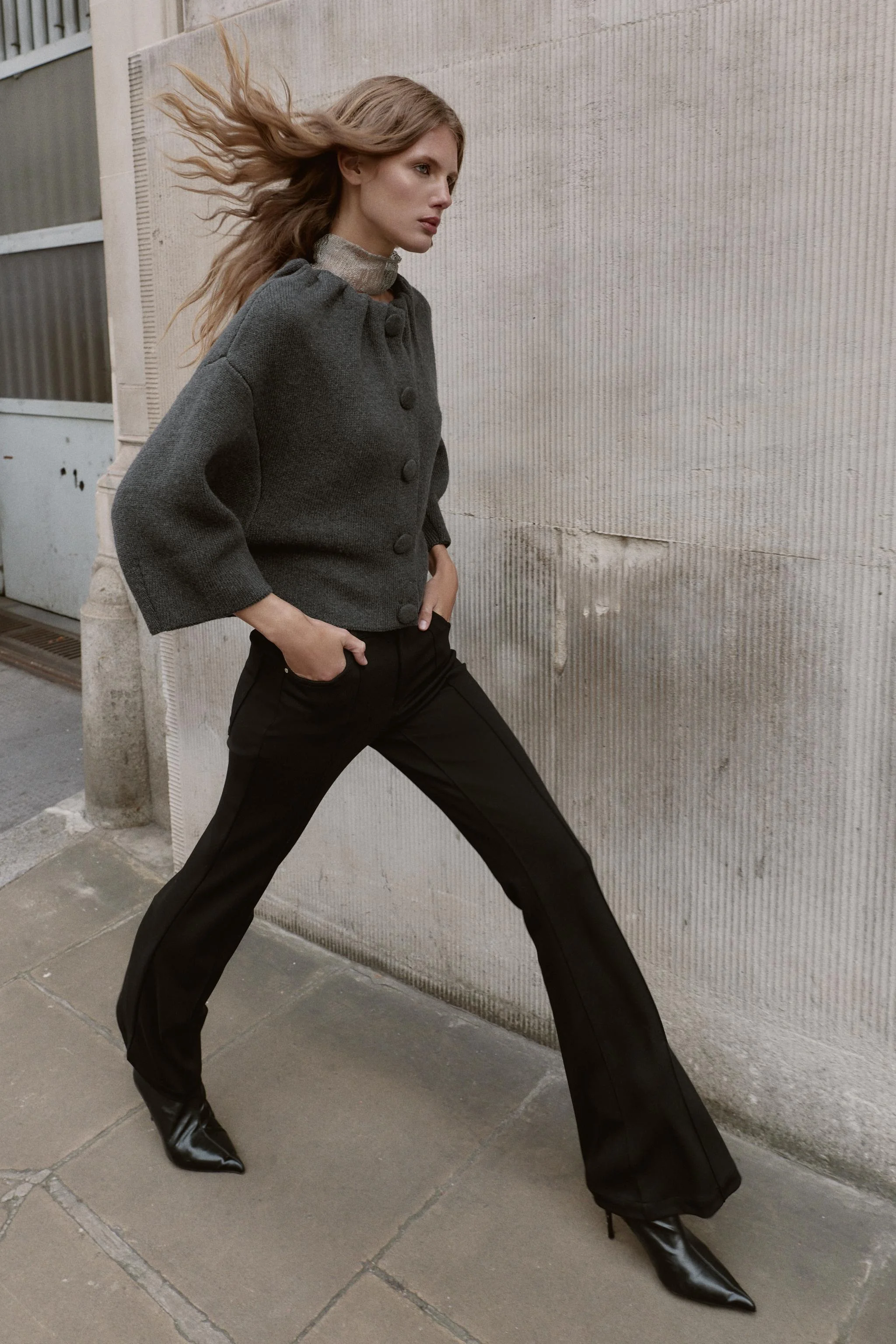 کاپشن خلبانی با ترکیب پشم و یقه چین دار کاپشن خلبانی با ترکیب پشم و یقه چین دار