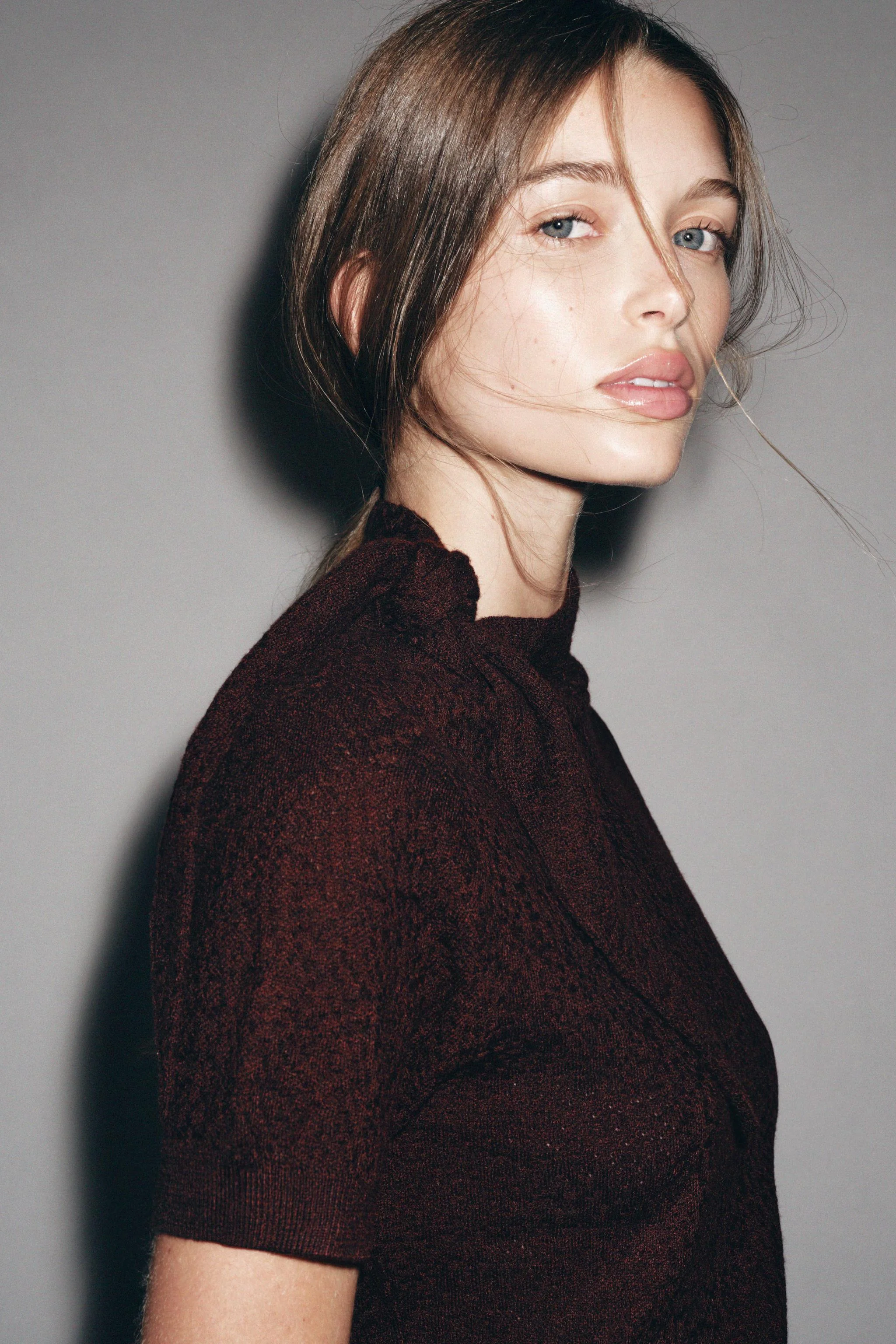 بلوز بافت آستین کوتاه با جزئیات گره ای بلوز بافت آستین کوتاه با جزئیات گره ای