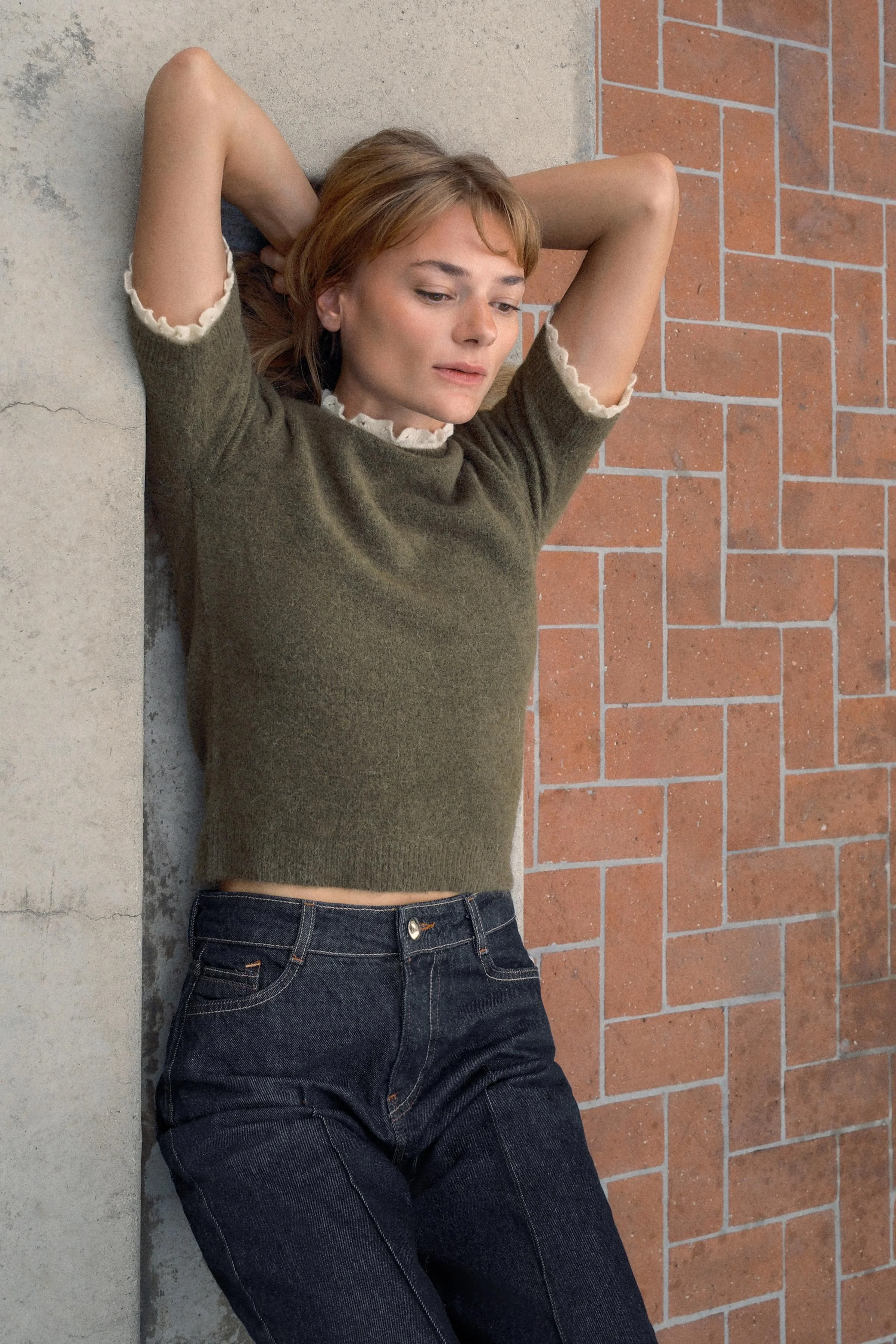 پلیور بافت ساده پشمی با یقه گرد و تزئینات طرح روسری و آستین های بلند گشاد پلیور بافت ساده پشمی با یقه گرد و تزئینات طرح روسری و آستین های بلند گشاد