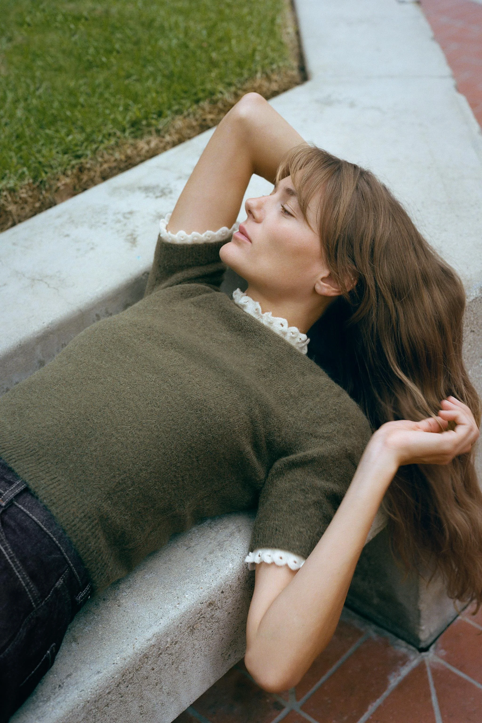 پلیور بافت ساده پشمی با یقه گرد و تزئینات طرح روسری و آستین های بلند گشاد پلیور بافت ساده پشمی با یقه گرد و تزئینات طرح روسری و آستین های بلند گشاد