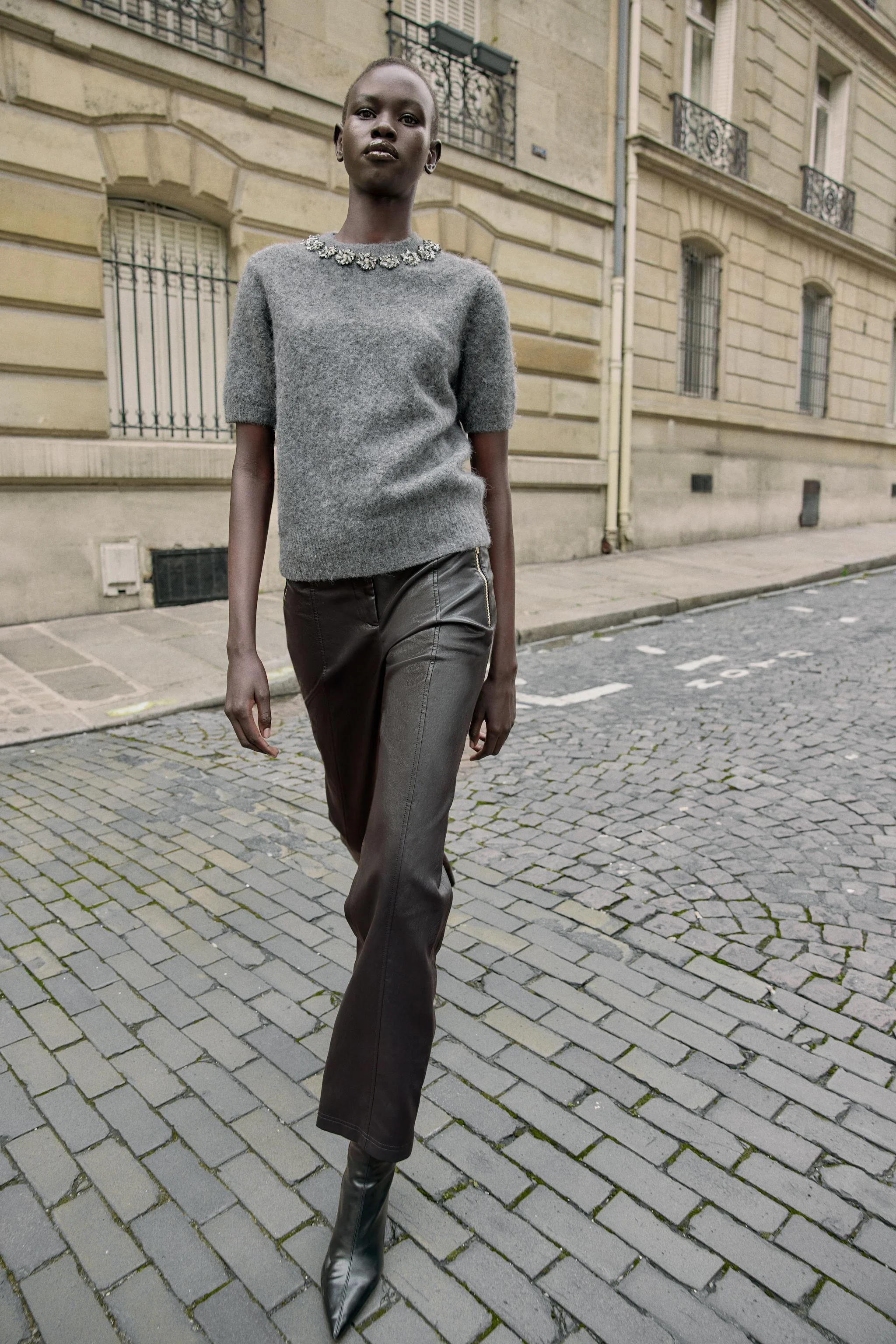 پلیور بافت آستین کوتاه با تزیین مهره‌های جواهری