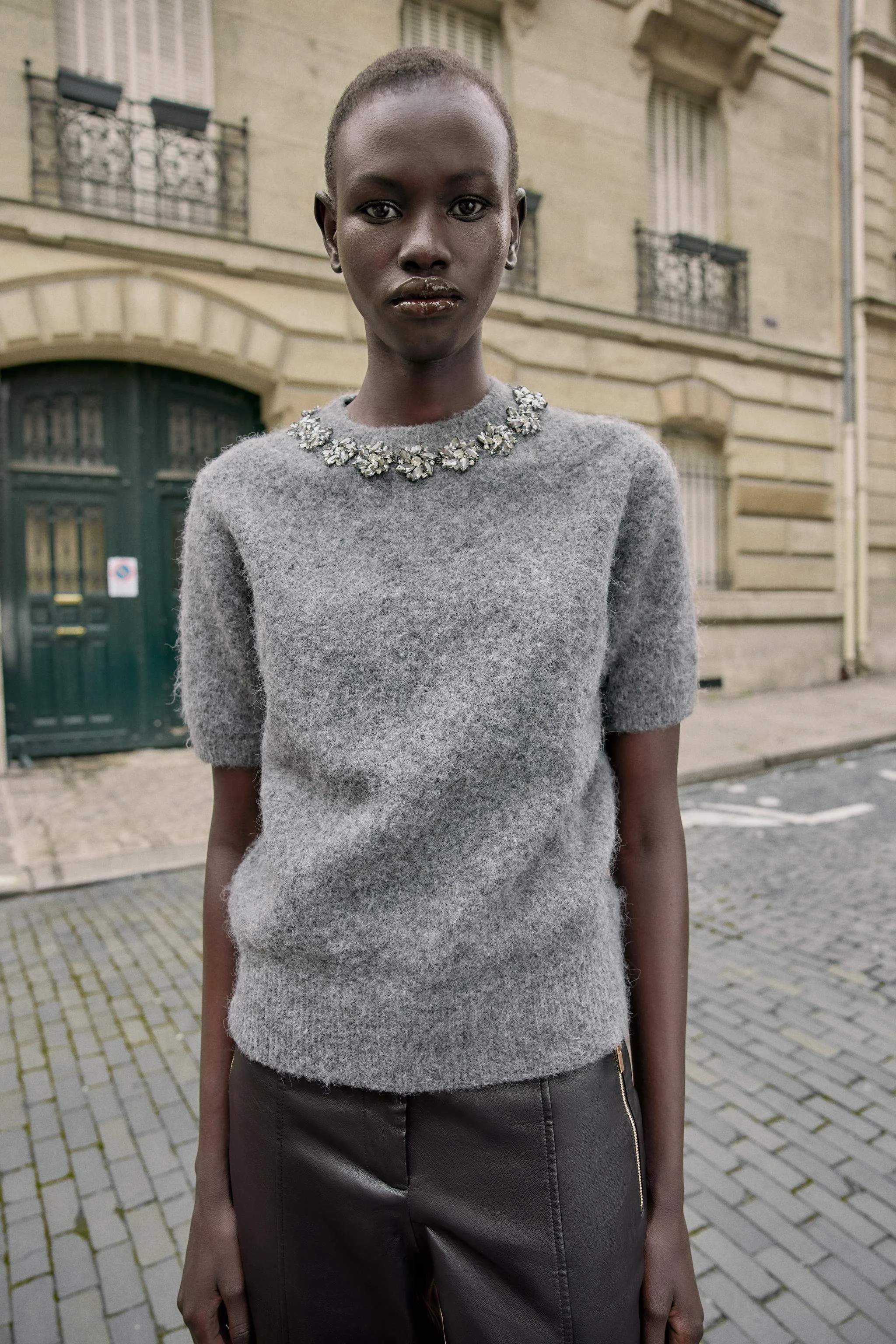 پلیور بافت آستین کوتاه با تزیین مهرههای جواهری پلیور بافت آستین کوتاه با تزیین مهرههای جواهری