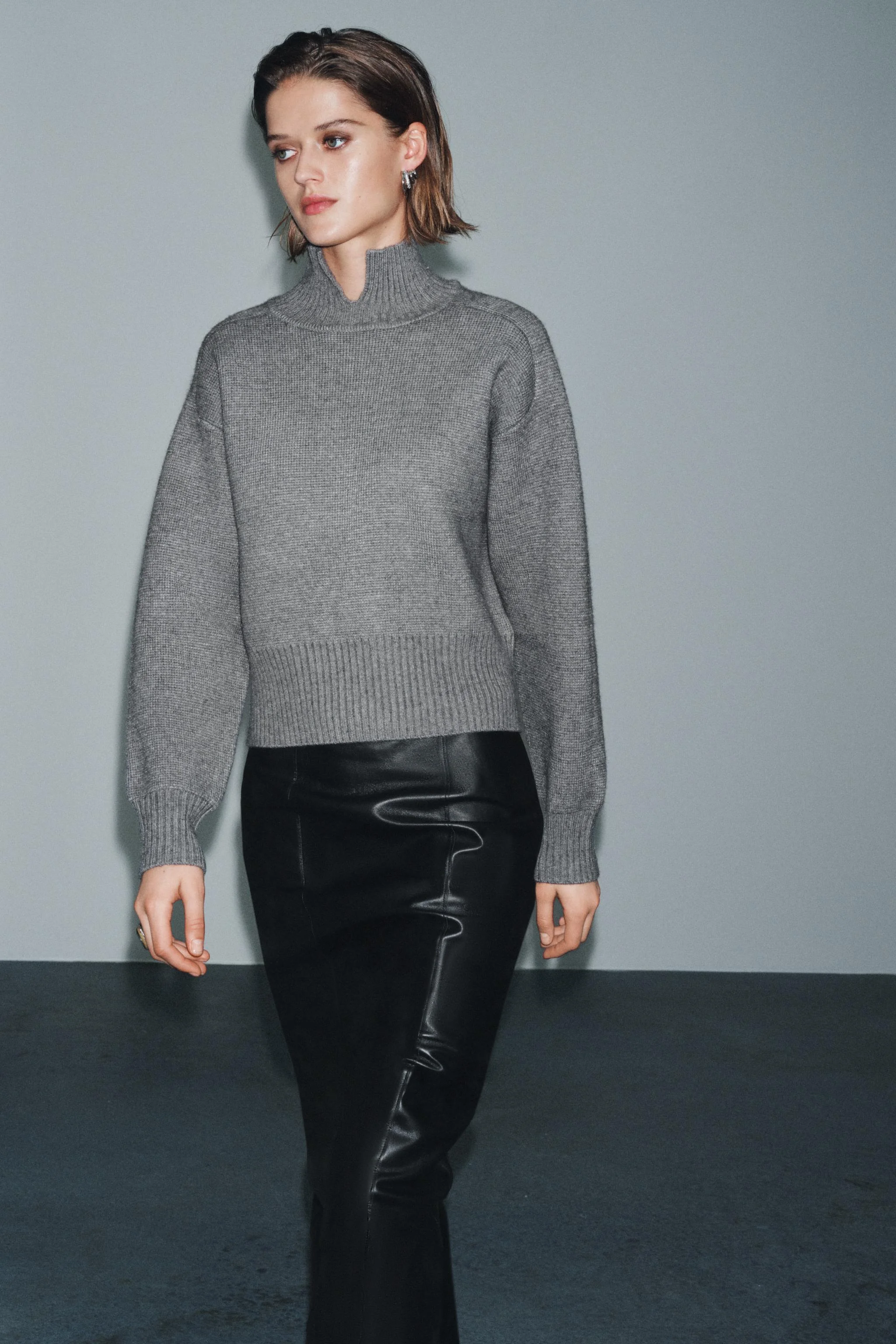 پلیور بافتنی با یقه باز پلیور بافتنی با یقه باز