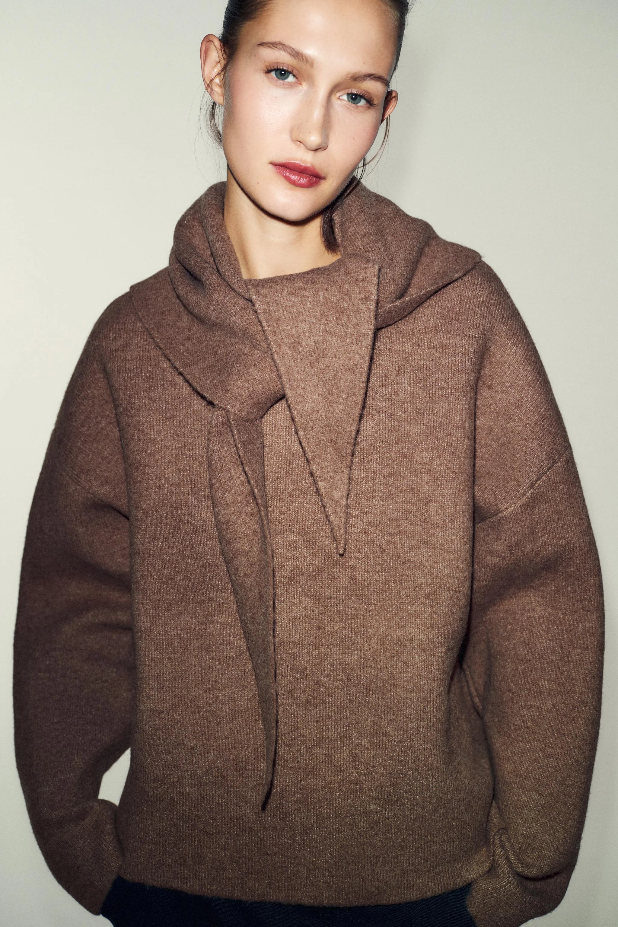 پلیور بافتنی به همراه شال گردن پلیور بافتنی به همراه شال گردن