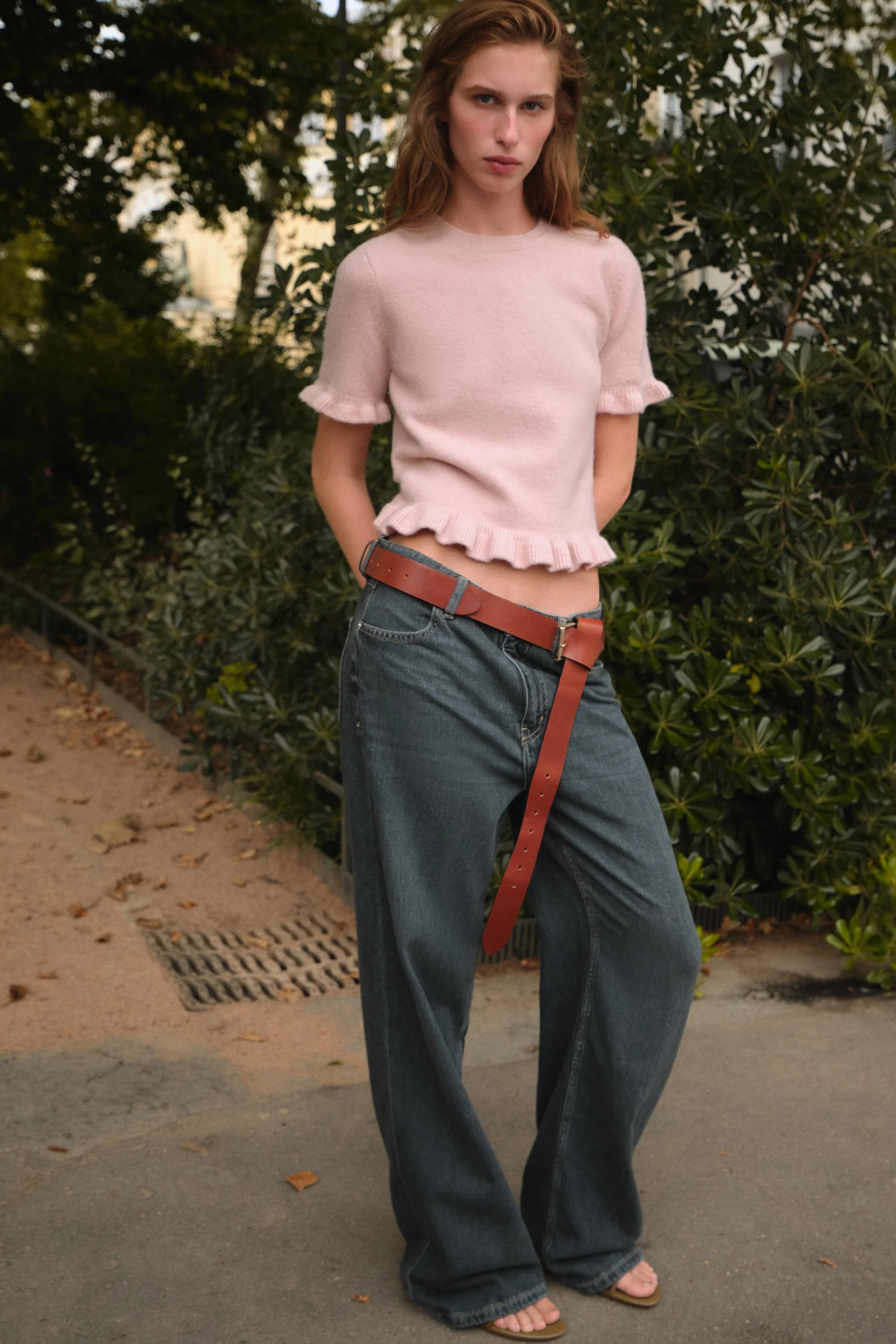 بلوز آستین کوتاه با تزئینات چین دار بلوز آستین کوتاه با تزئینات چین دار