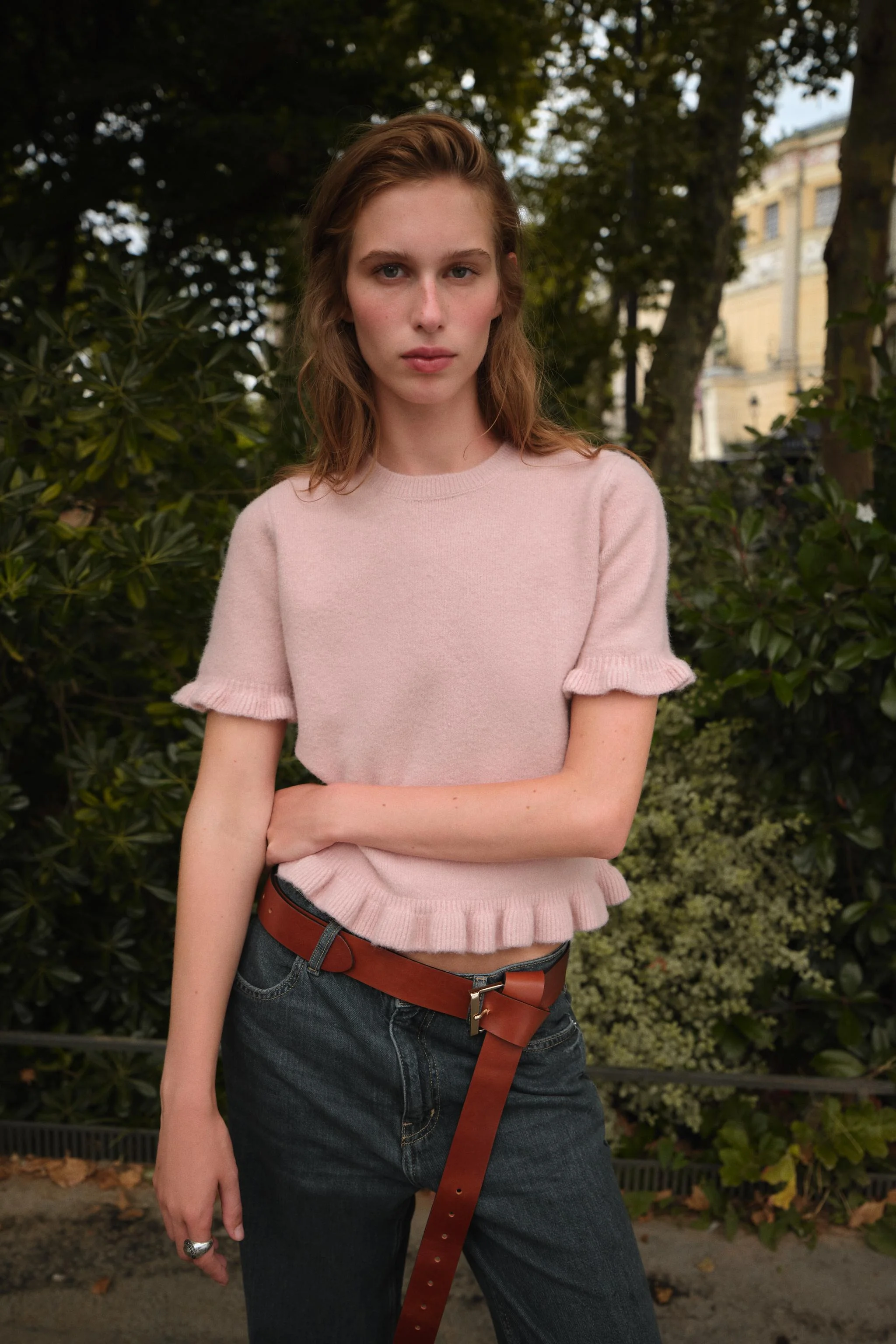 بلوز آستین کوتاه با تزئینات چین دار بلوز آستین کوتاه با تزئینات چین دار