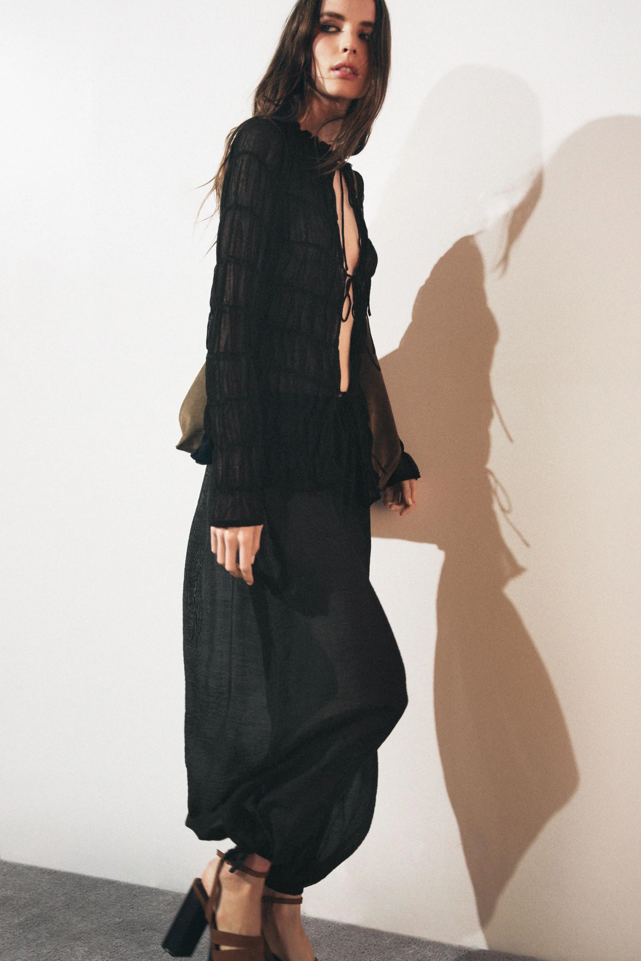 بلوز بافت نیمه شفاف با جزئیات چین دار بلوز بافت نیمه شفاف با جزئیات چین دار