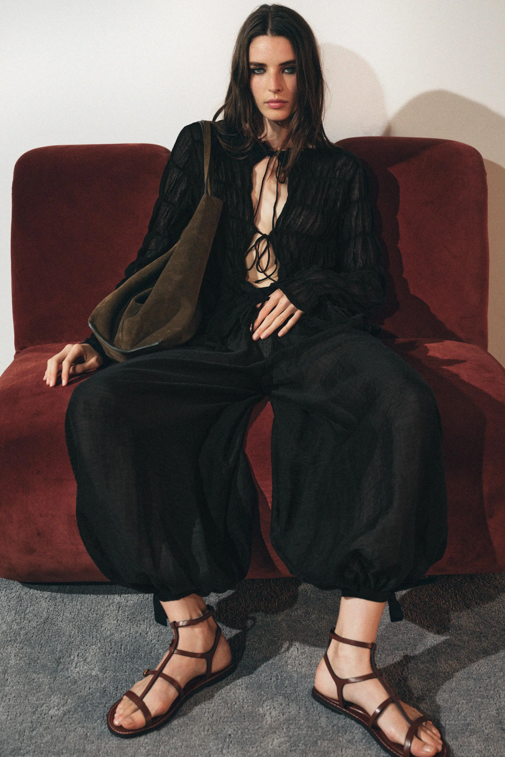 بلوز بافت نیمه شفاف با جزئیات چین دار بلوز بافت نیمه شفاف با جزئیات چین دار