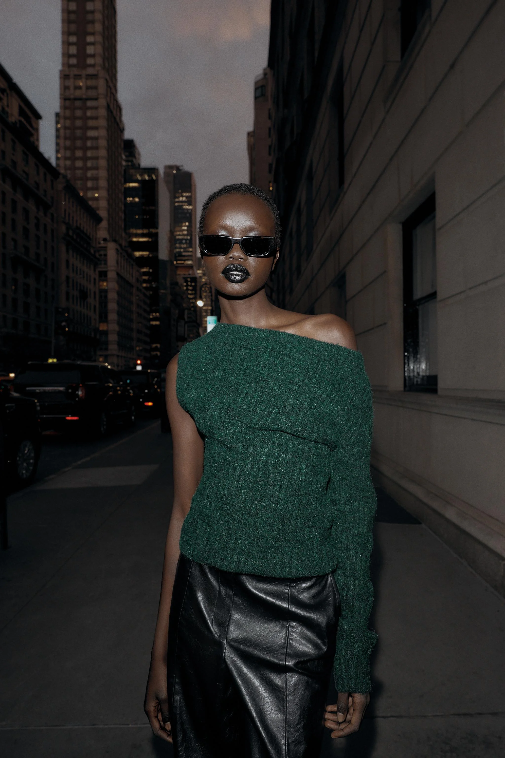 پلیور بافتنی نامتقارن با بافت خاص پلیور بافتنی نامتقارن با بافت خاص