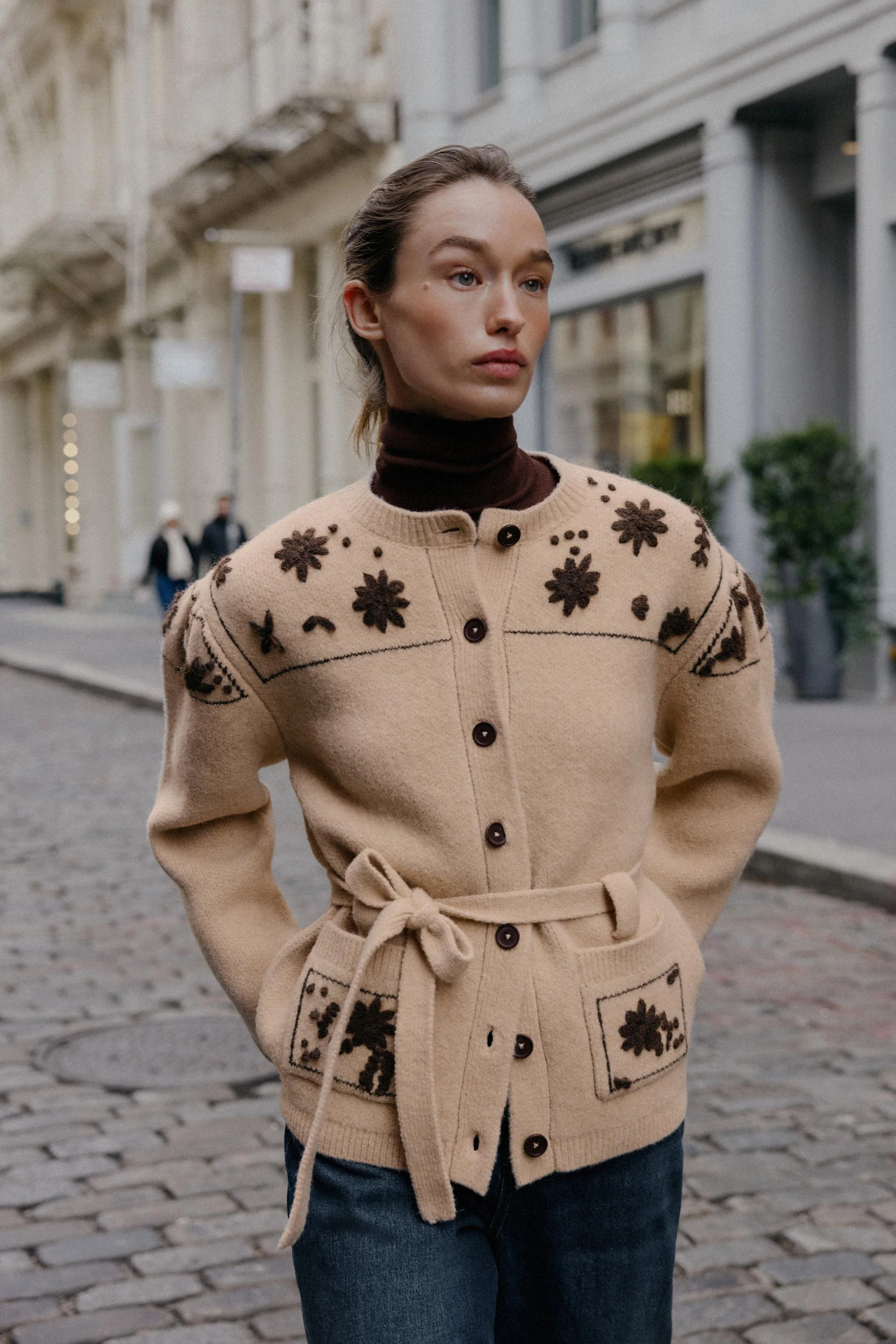 ژاکت بافتنی پشمی و آلپاکا با گلدوزی گل و کمربند