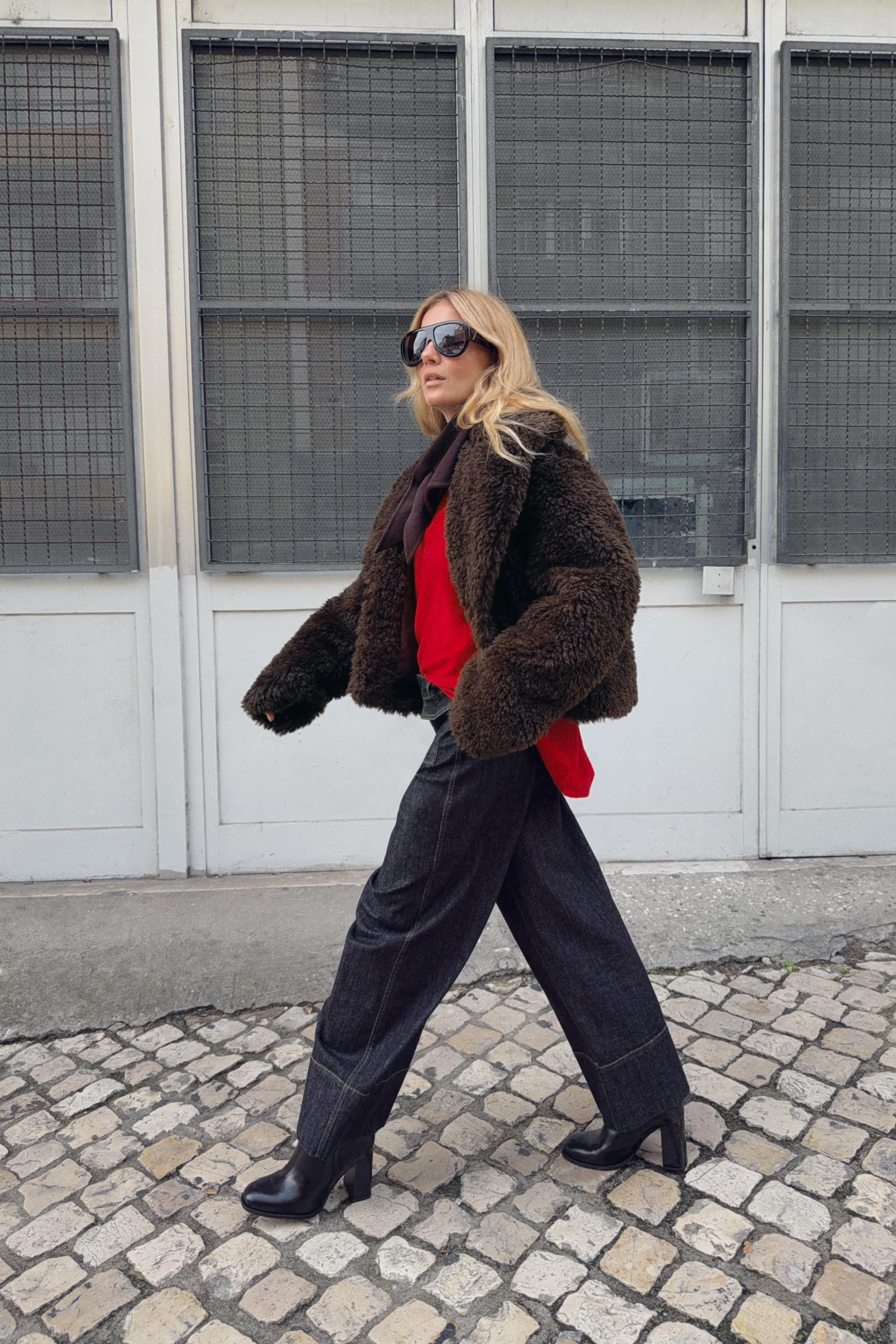 جامپر پشمی با یقه قایقی و آستین بلند. مدل شنلی آزاد. لبه نامتقارن با چاک های جانبی.