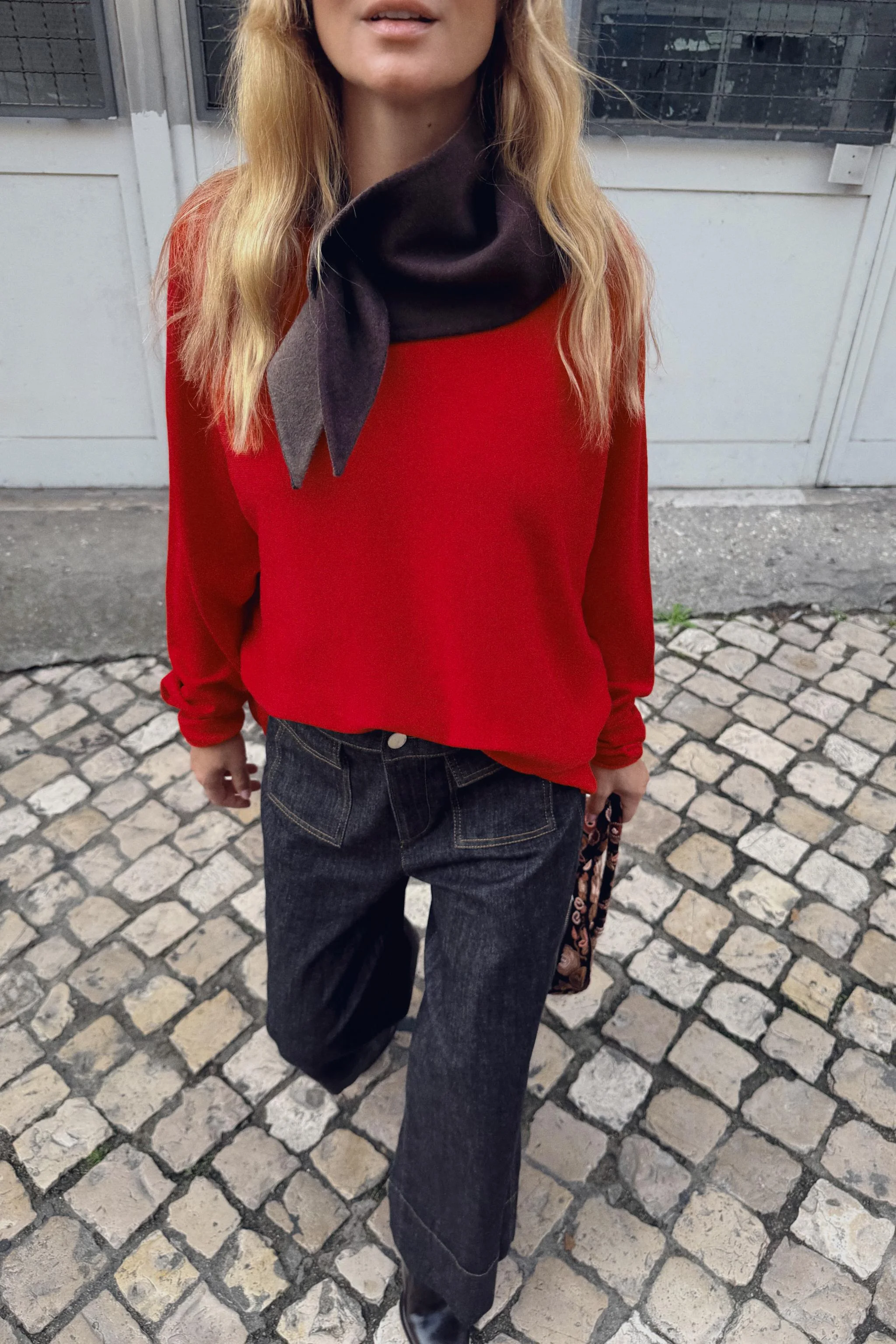 جامپر پشمی با یقه قایقی و آستین بلند. مدل شنلی آزاد. لبه نامتقارن با چاک های جانبی.