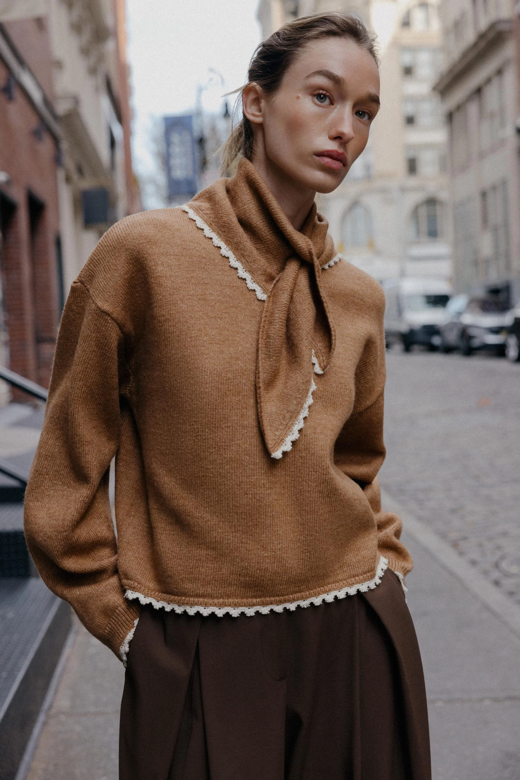 ژاکت بافتنی با طرح دستمال سر و تزیینات گیپور