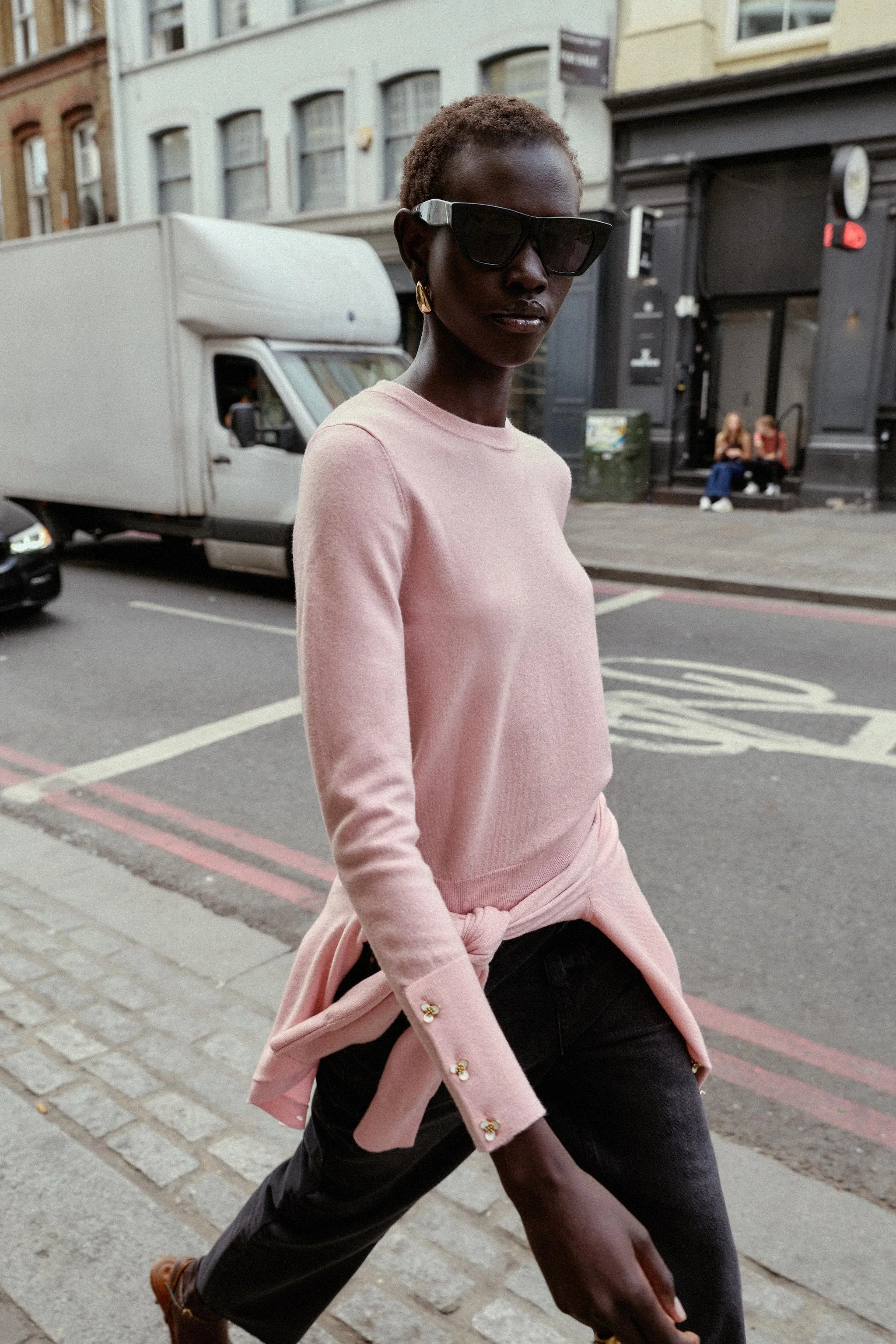 ژاکت بافتنی ساده با دکمه های گلدار ژاکت بافتنی ساده با دکمه های گلدار