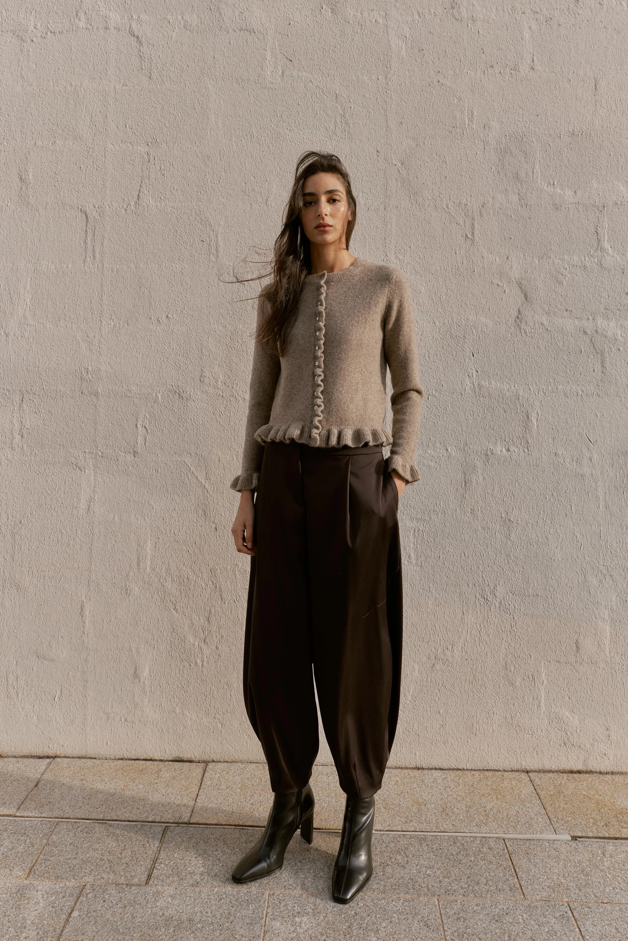 ژاکت کشباف با تزئینات چین دار ژاکت کشباف با تزئینات چین دار