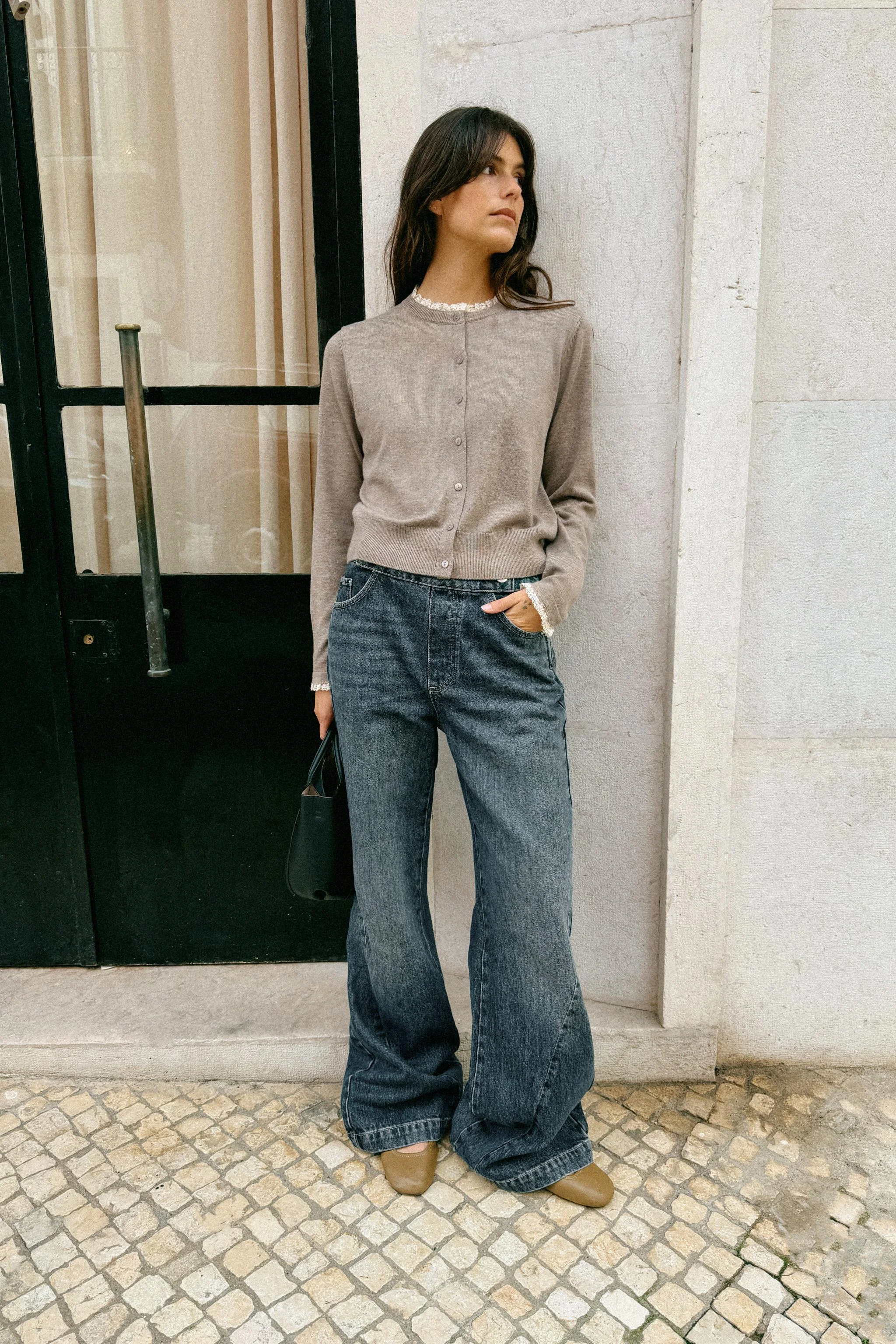 ژاکت با یقه گرد و آستین بلند به همراه تزیینات گیپور ژاکت با یقه گرد و آستین بلند به همراه تزیینات گیپور