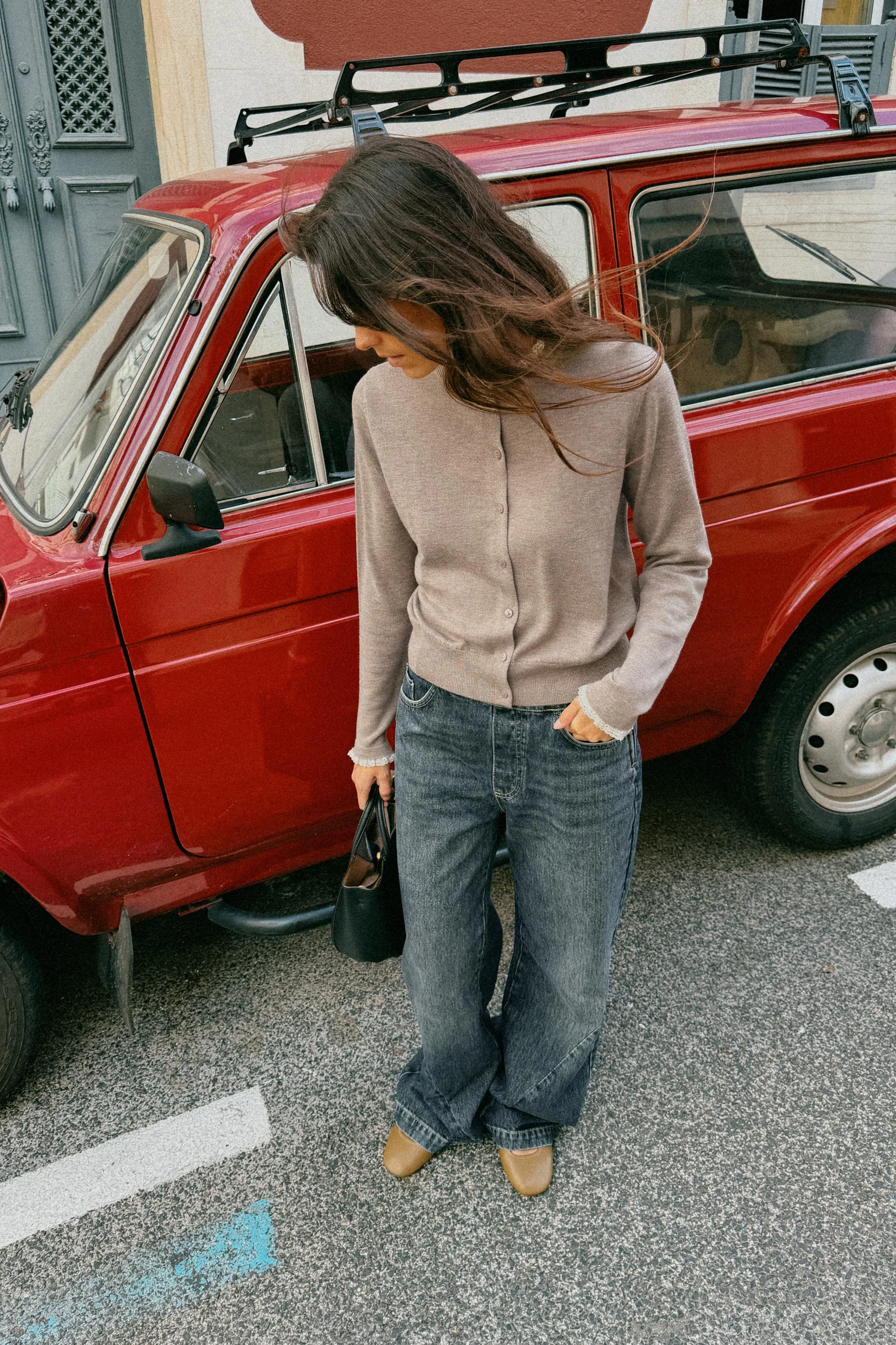 ژاکت با یقه گرد و آستین بلند به همراه تزیینات گیپور ژاکت با یقه گرد و آستین بلند به همراه تزیینات گیپور