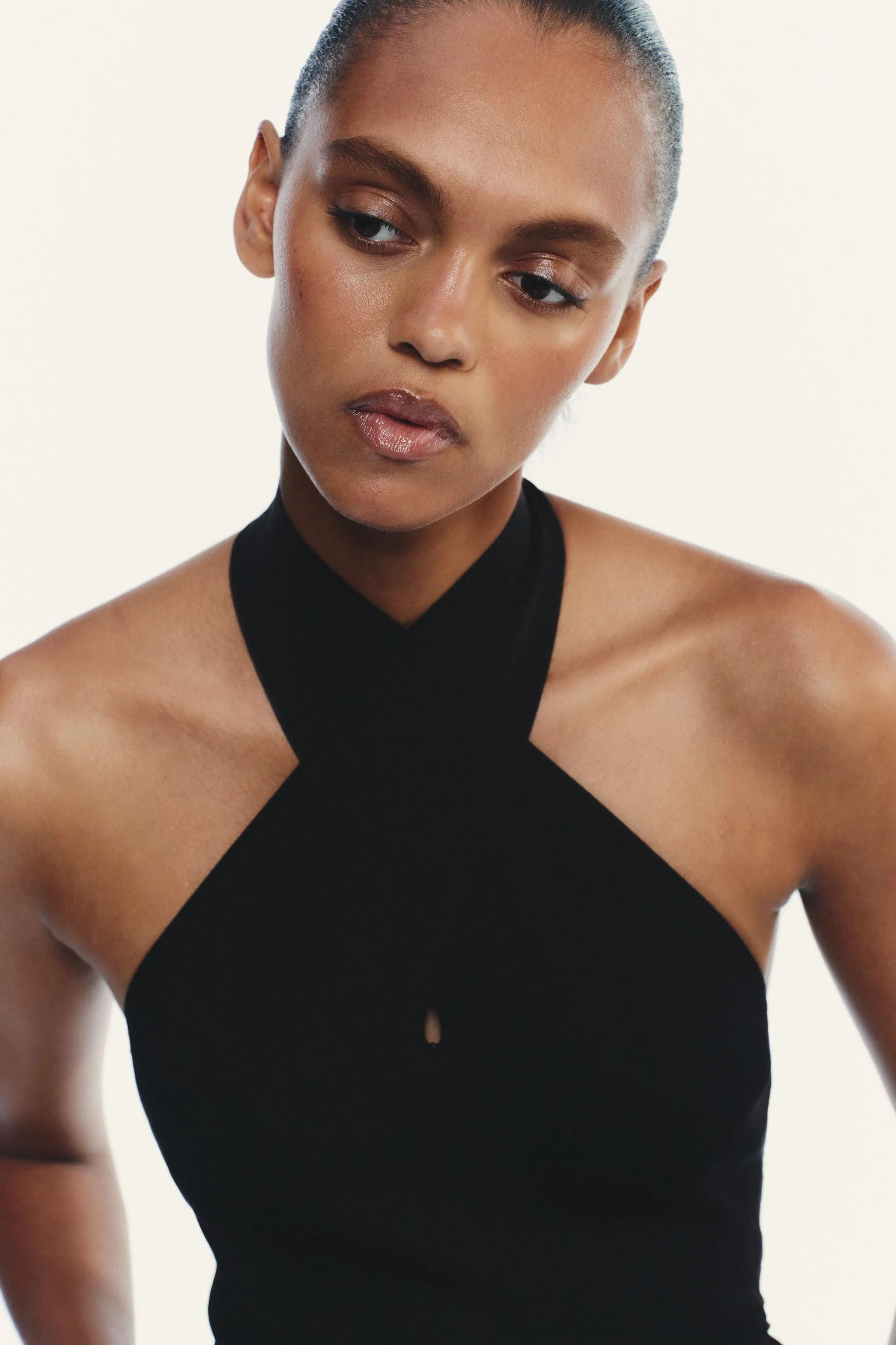 تاپ یقه هالتر بافتنی جمع شده تاپ یقه هالتر بافتنی جمع شده