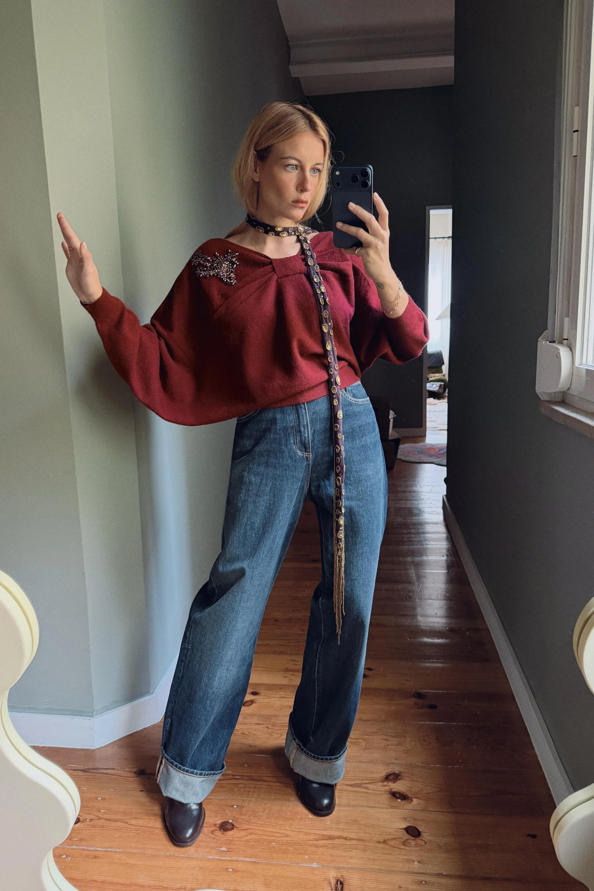 پلیور بافتنی یقه نامتقارن و نگین دار پلیور بافتنی یقه نامتقارن و نگین دار