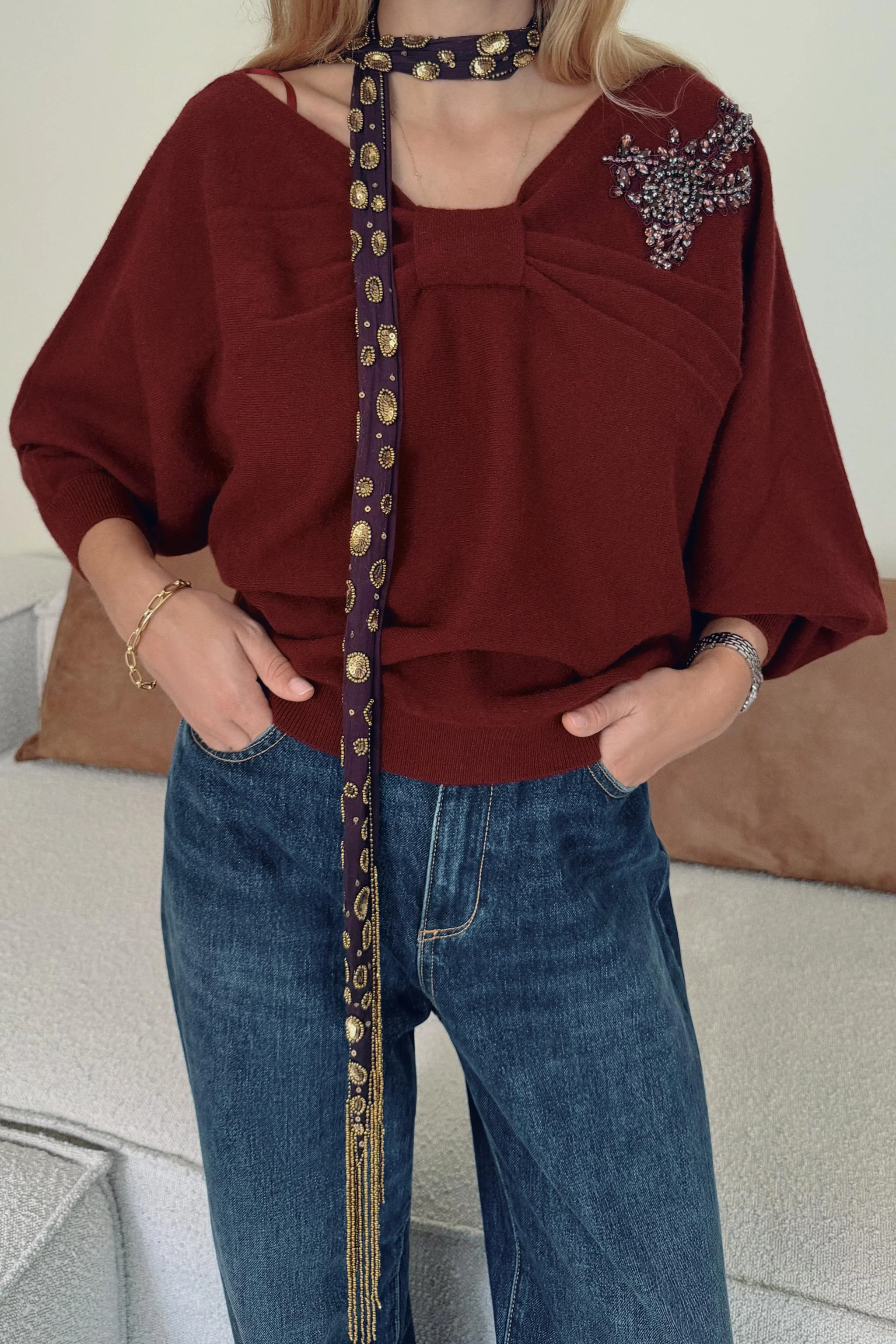 پلیور بافتنی یقه نامتقارن و نگین دار پلیور بافتنی یقه نامتقارن و نگین دار