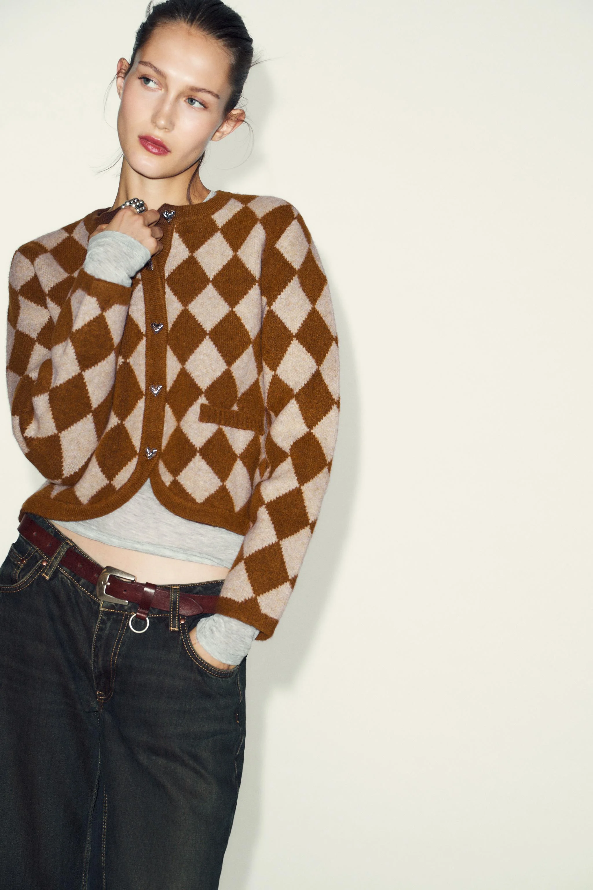 ژاکت کشباف طرح لوزی ژاکارد