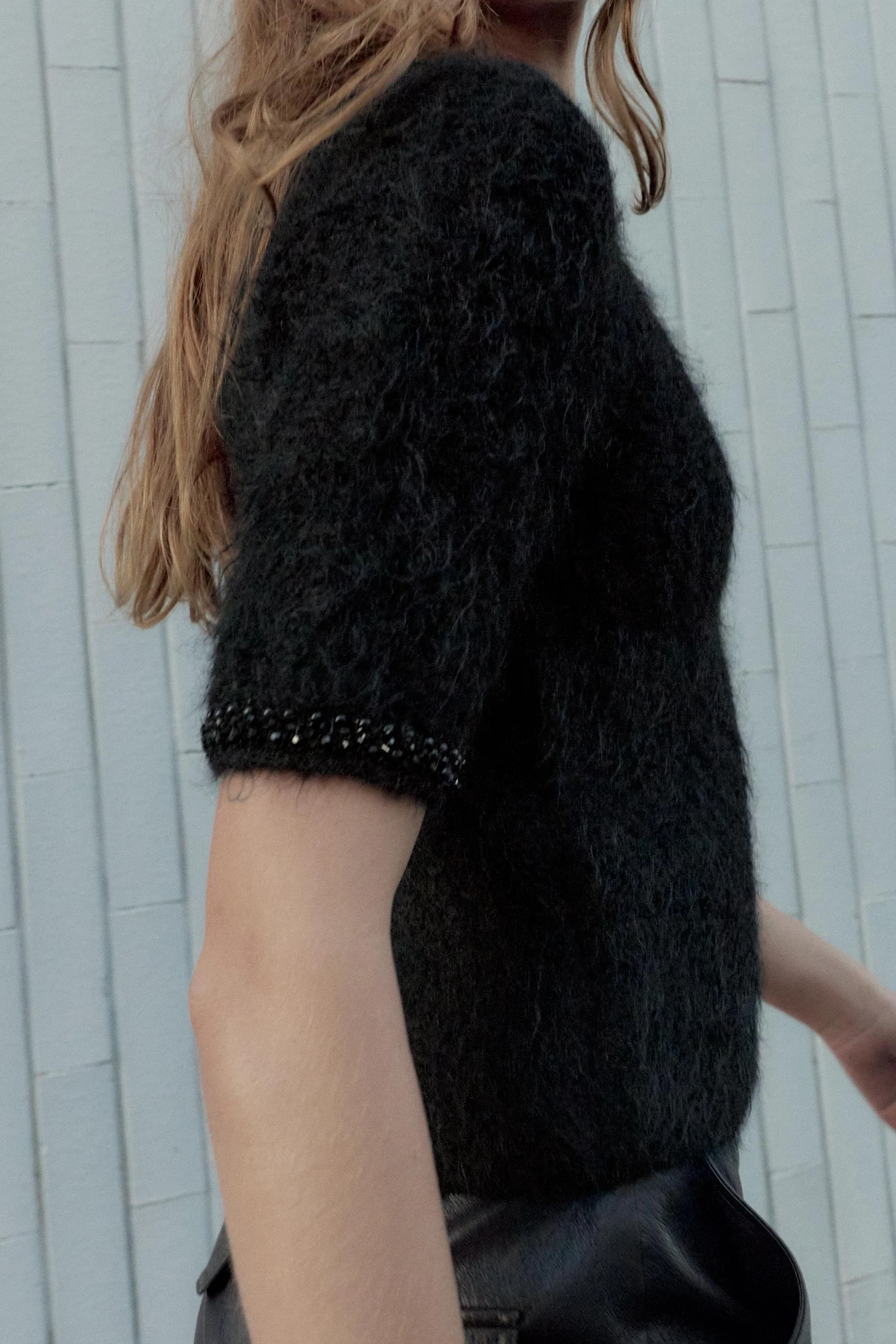 بلوز بافت آستین کوتاه با تزیین مهره های جواهری بلوز بافت آستین کوتاه با تزیین مهره های جواهری