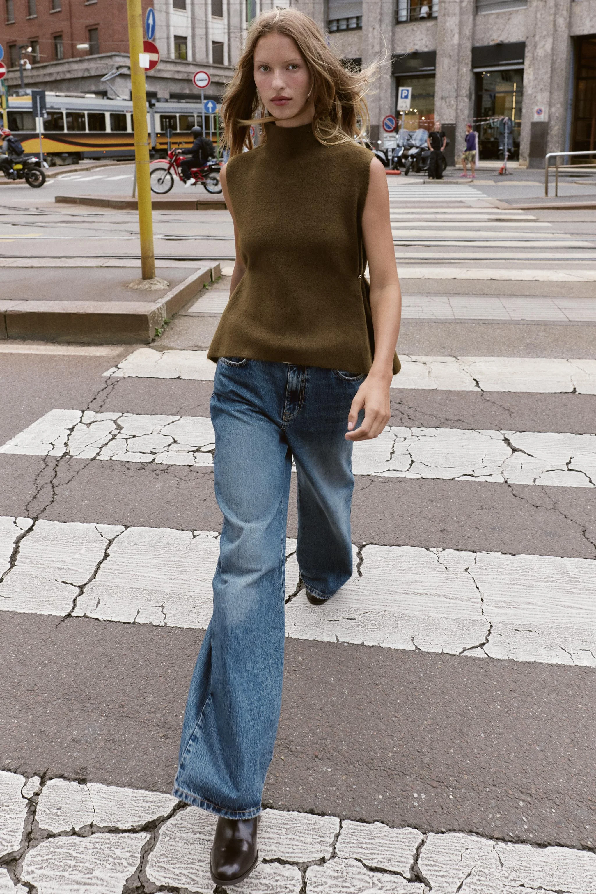 تاپ بافتنی نامتقارن با تزئینات جانبی تاپ بافتنی نامتقارن با تزئینات جانبی