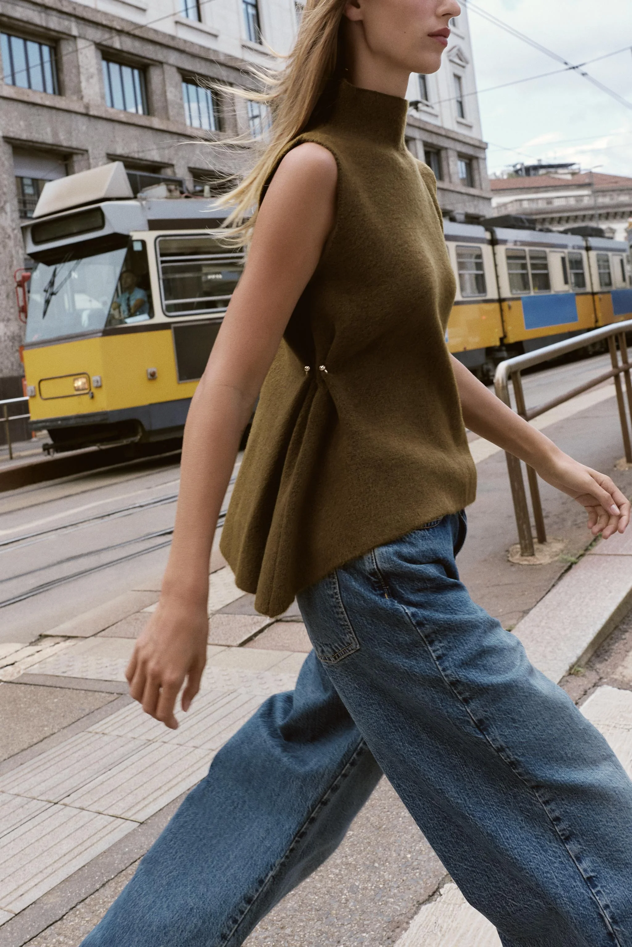 تاپ بافتنی نامتقارن با تزئینات جانبی تاپ بافتنی نامتقارن با تزئینات جانبی