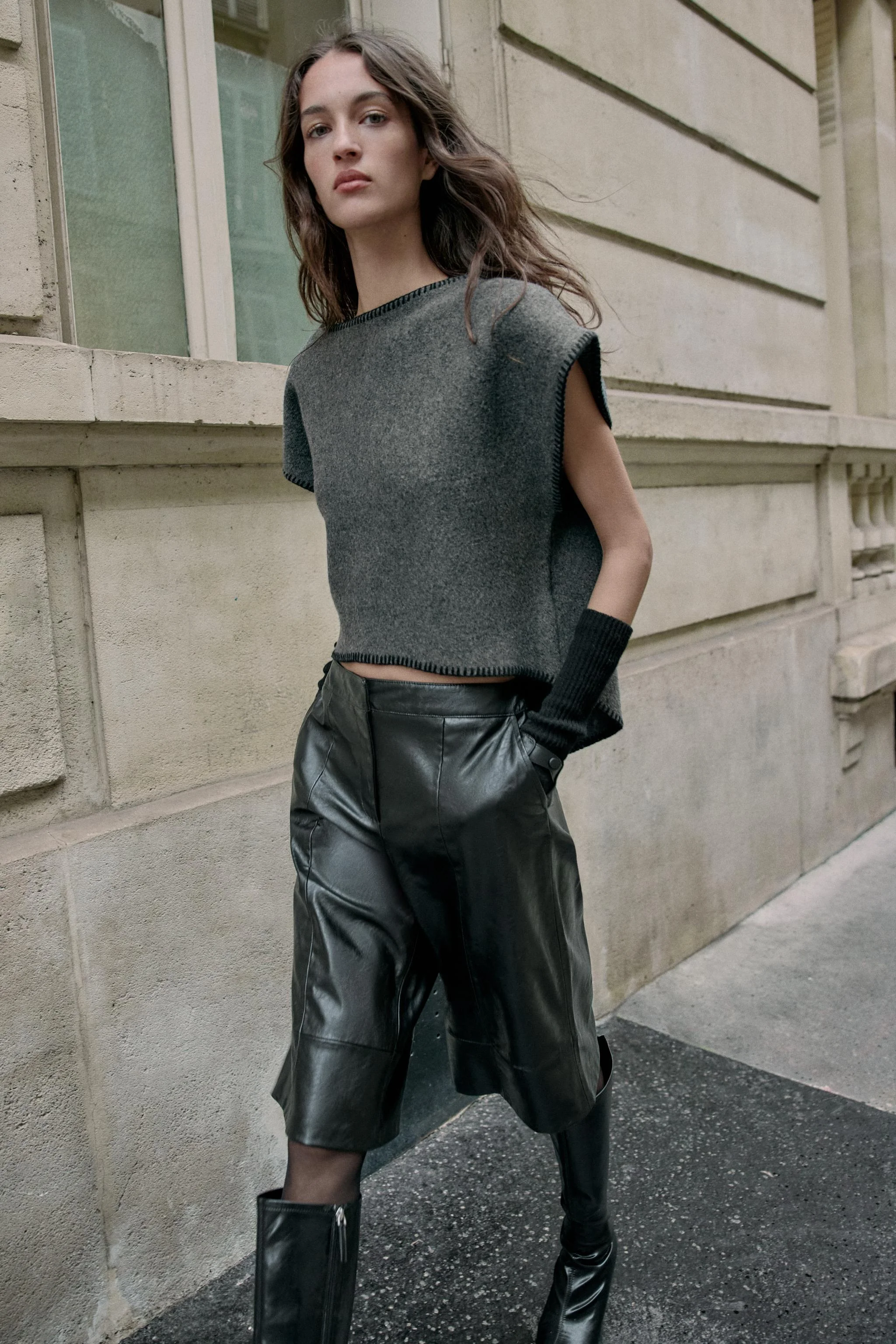 جلیقه بافتنی با دوخت تزئینی متضاد جلیقه بافتنی با دوخت تزئینی متضاد