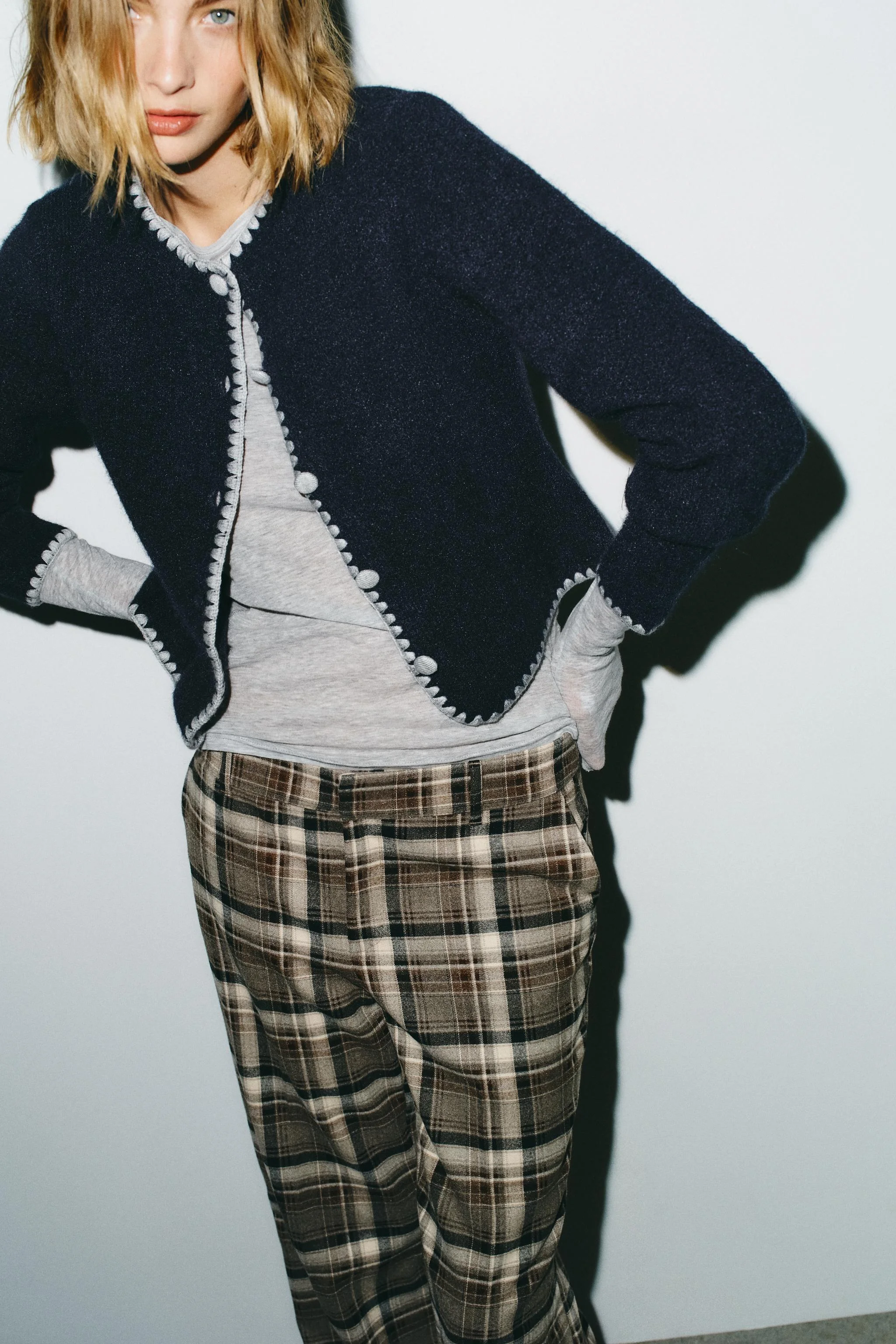 کاردیگان گلدوزی شده با تضاد رنگ کاردیگان گلدوزی شده با تضاد رنگ