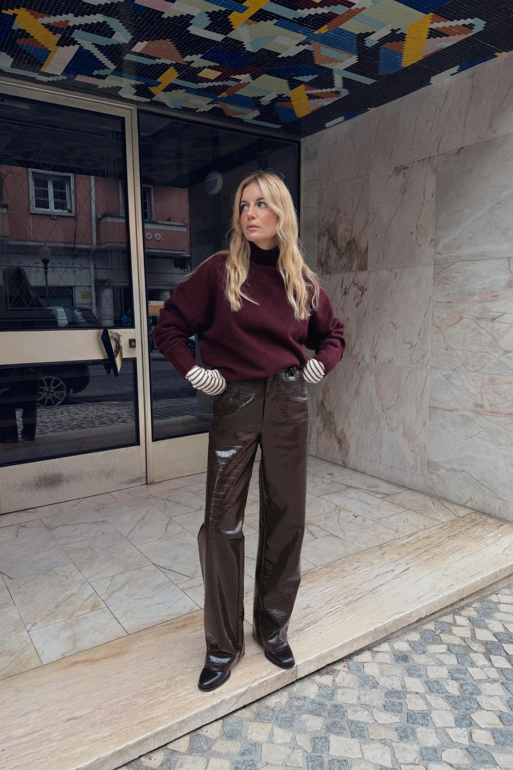 پلیور بافت نرم یقه بلند پلیور بافت نرم یقه بلند