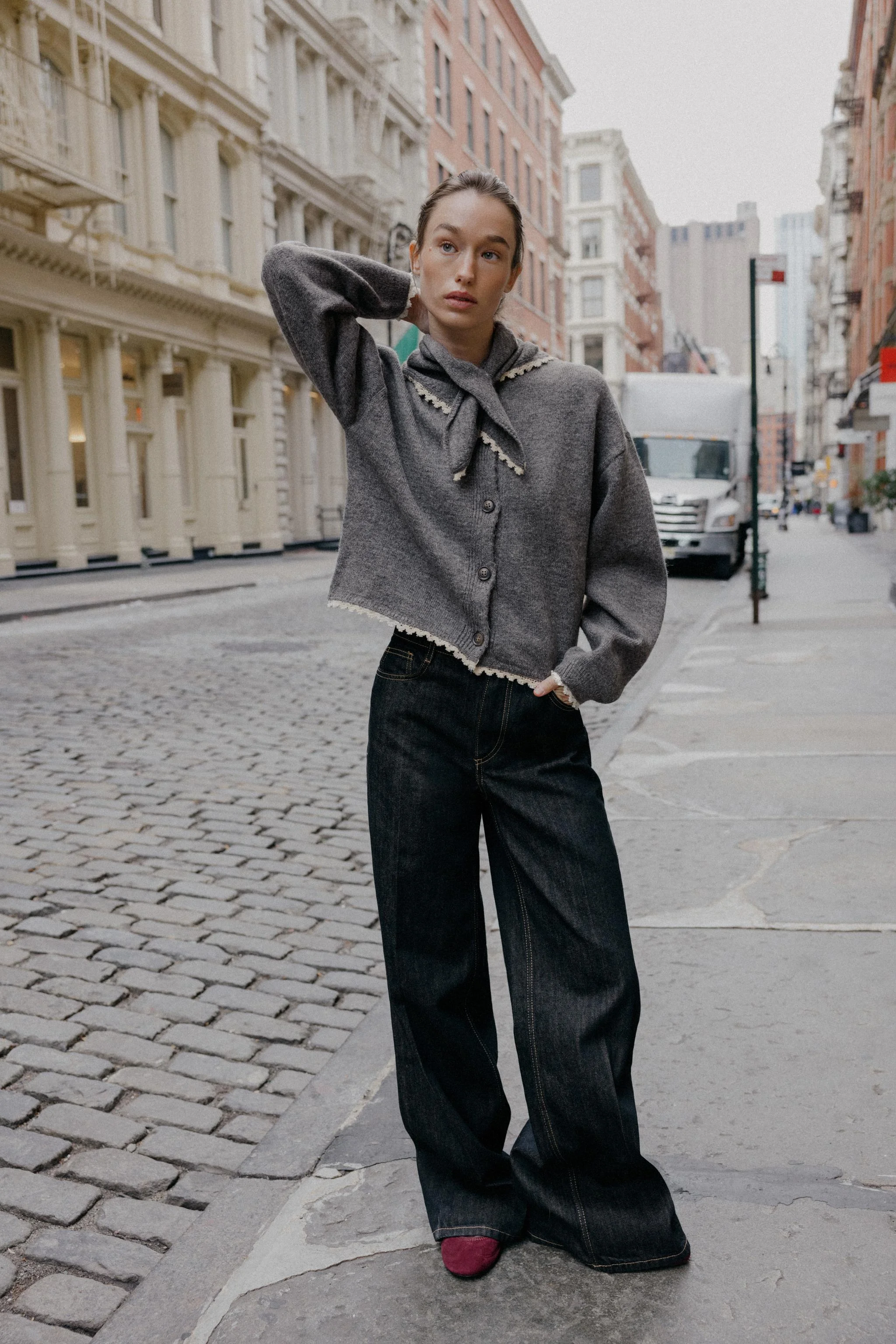 کاردیگان یقه گرد با طرح دستمال سر و آستین بلند. دارای تزیینات توری متضاد. دارای بست دکمه ای در جلو. کاردیگان یقه گرد با طرح دستمال سر و آستین بلند. دارای تزیینات توری متضاد. دارای بست دکمه ای در جلو.