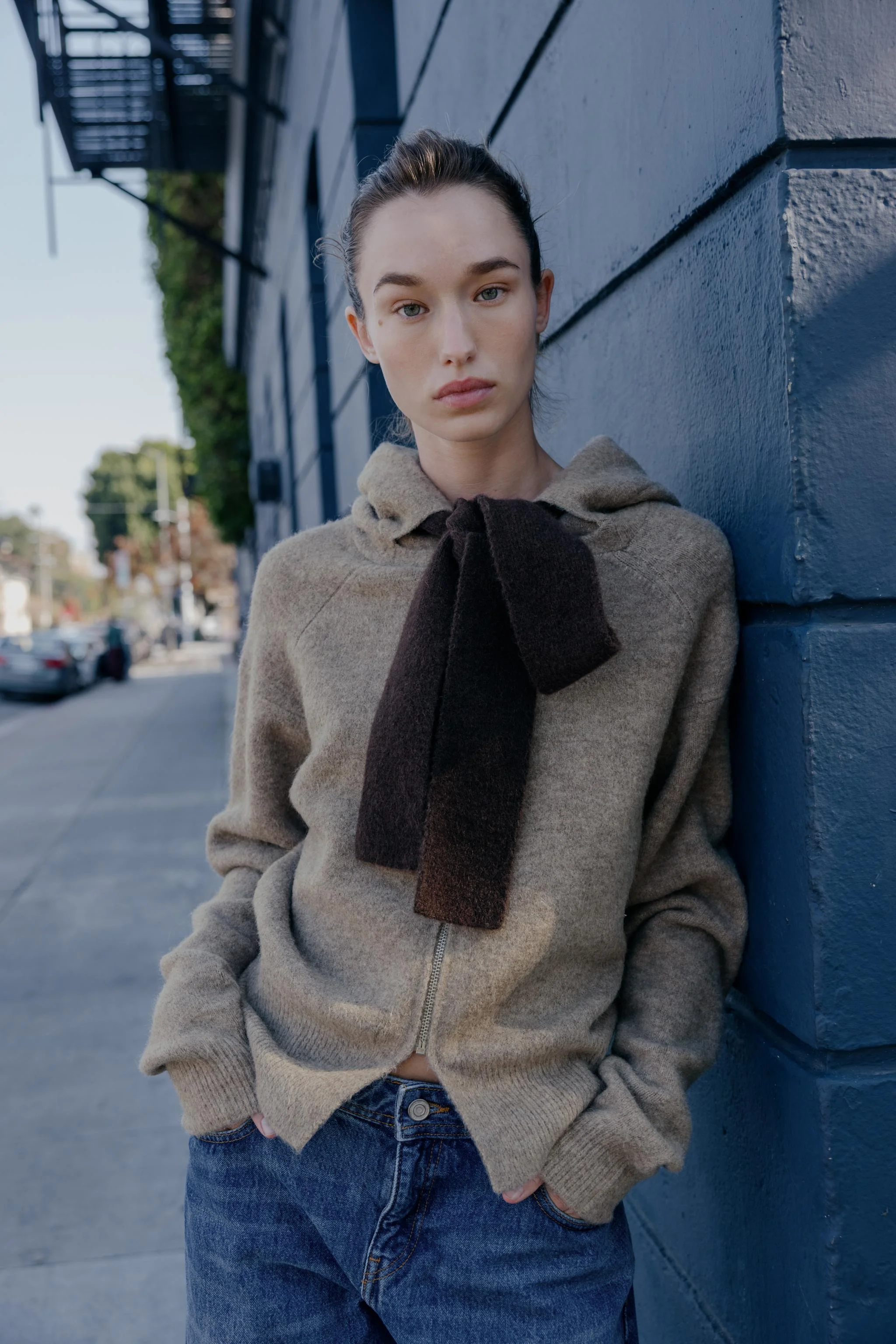 ژاکت کشباف کلاه دار با پاپیون ژاکت کشباف کلاه دار با پاپیون