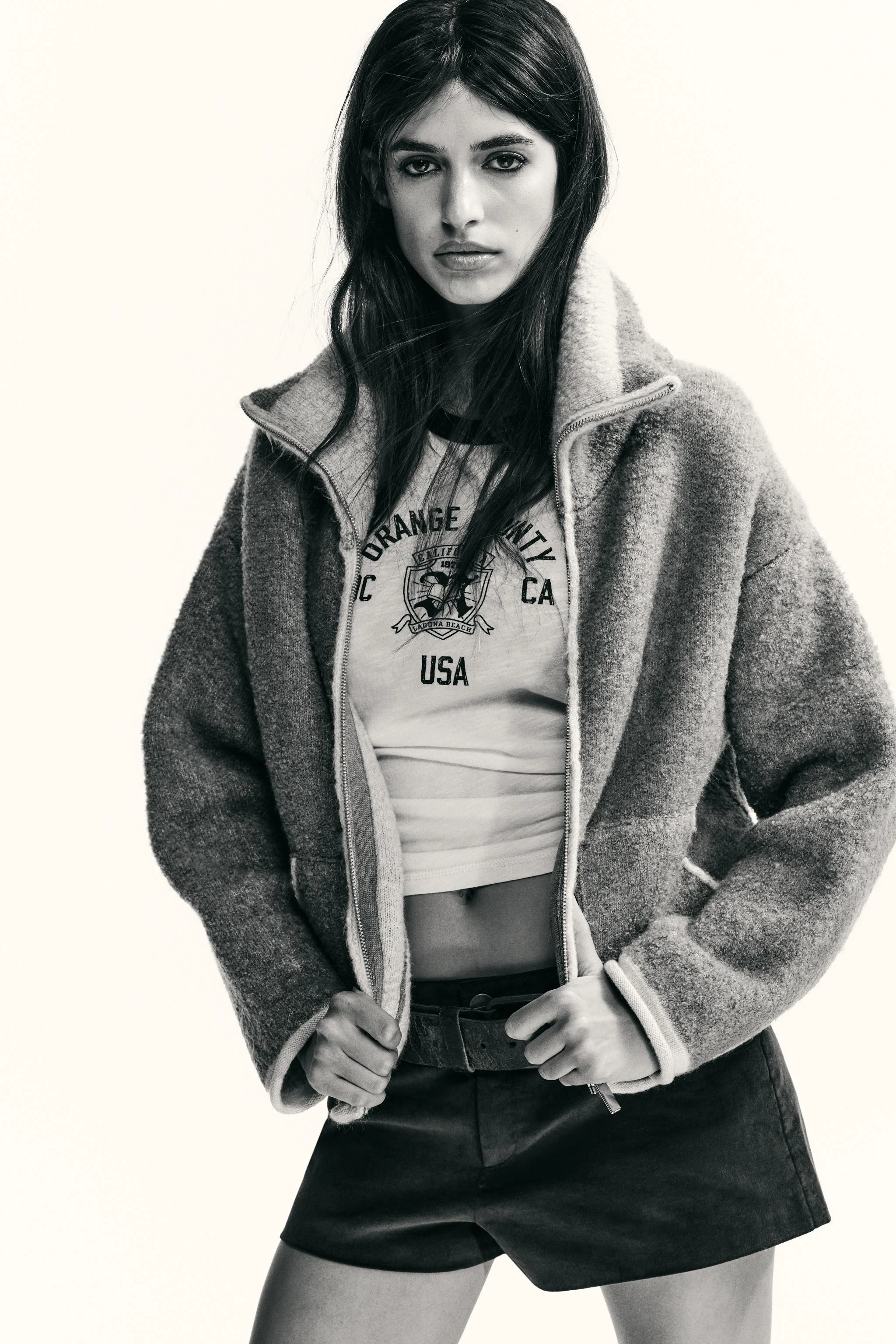 ژاکت کشباف یقه ایستاده با تزیینات متضاد ژاکت کشباف یقه ایستاده با تزیینات متضاد