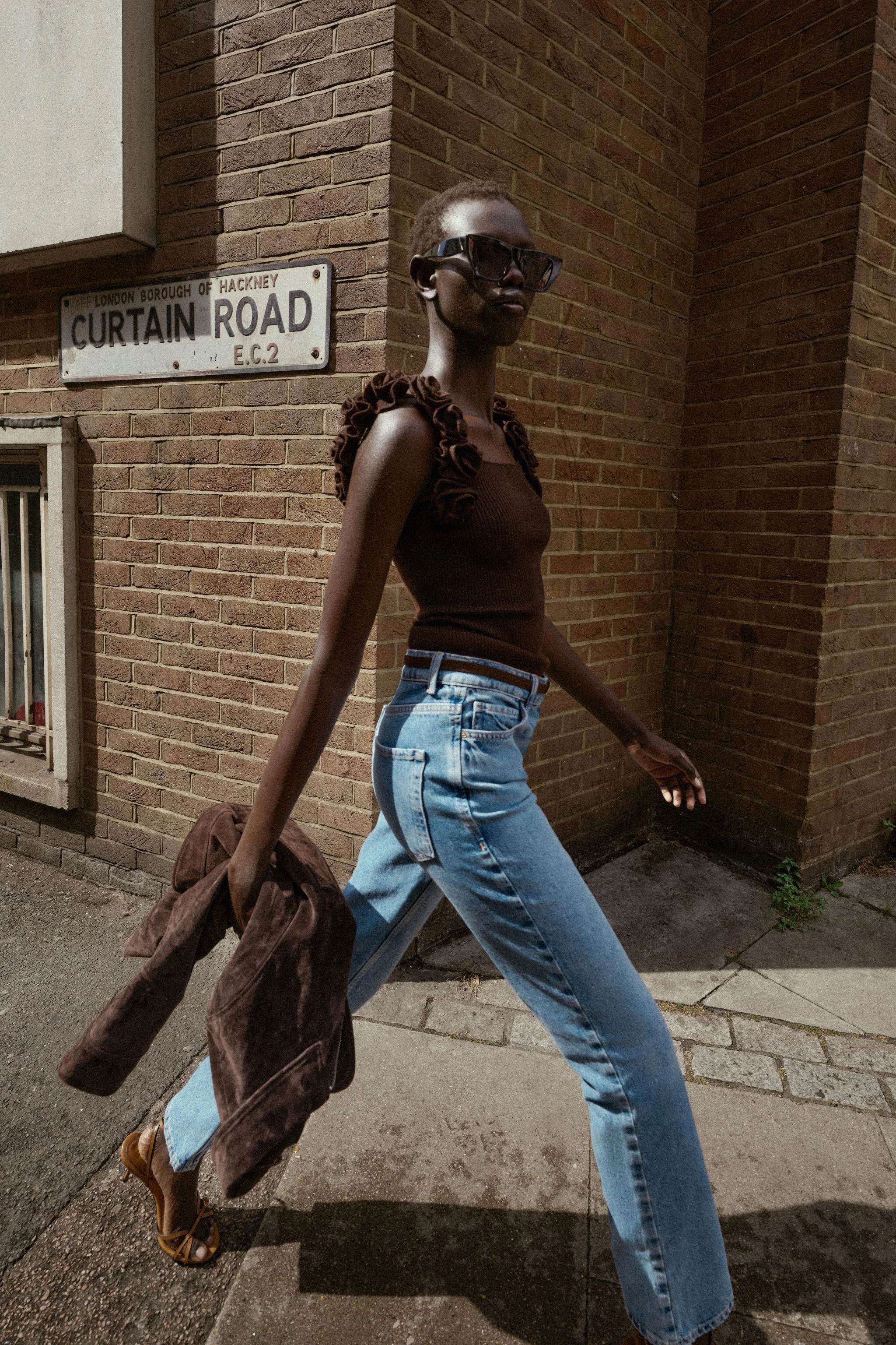 تاپ بافتنی با بندهای گلدار تاپ بافتنی با بندهای گلدار