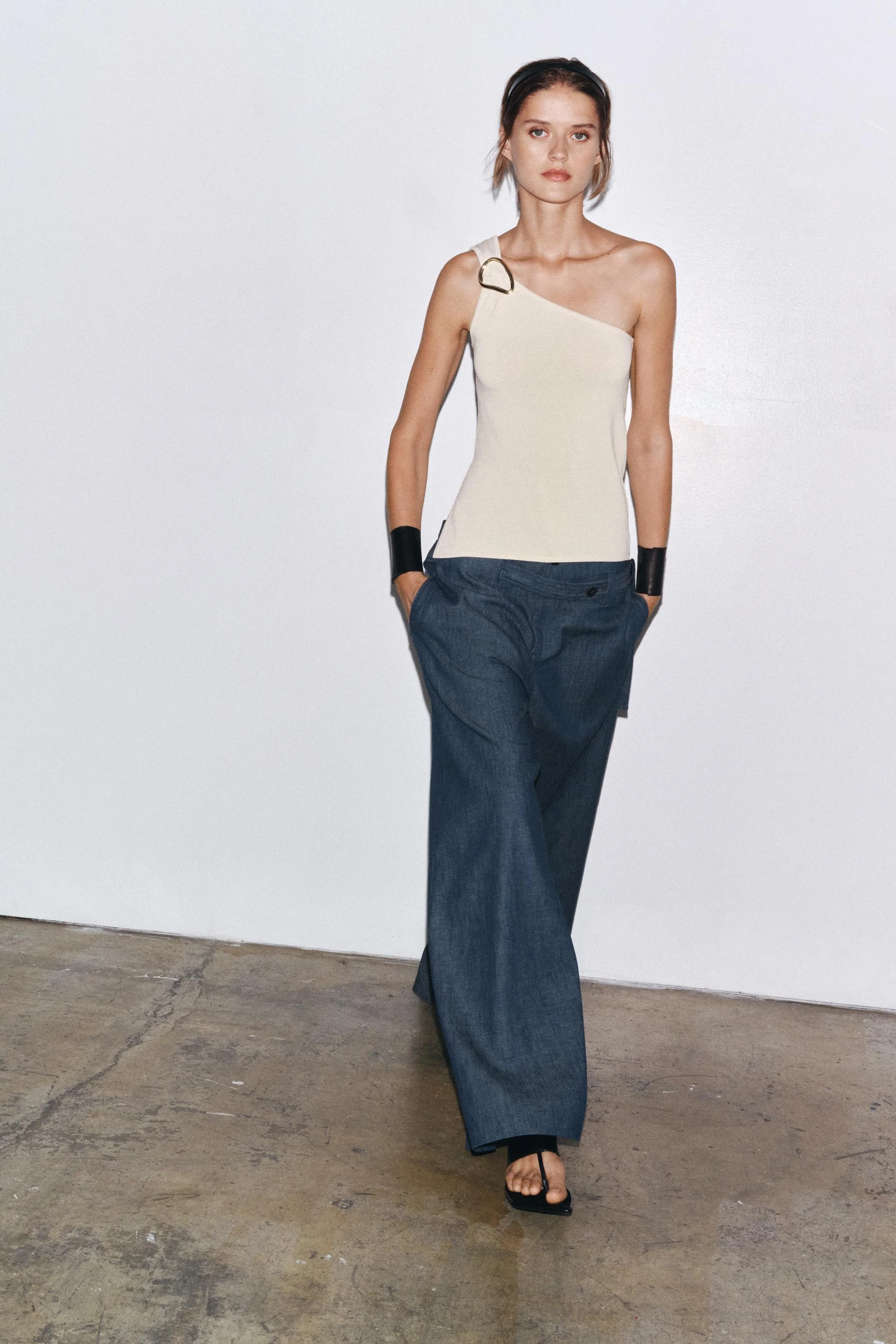 تاپ بافتنی نامتقارن با جزئیات تاپ بافتنی نامتقارن با جزئیات