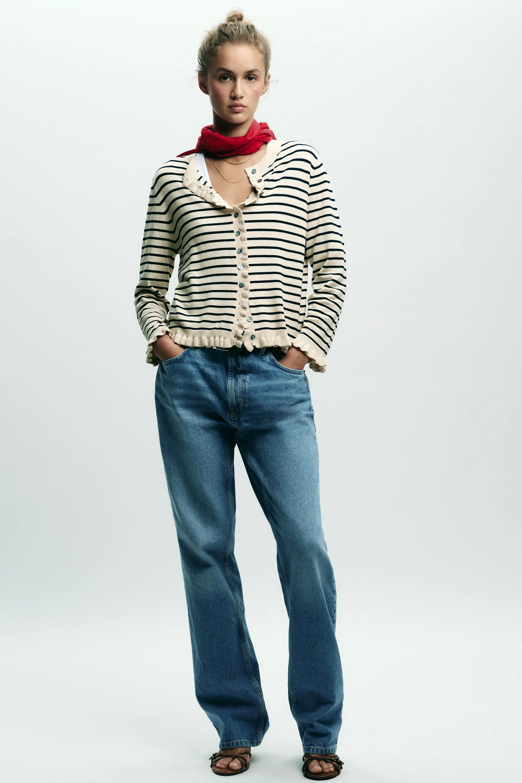 ژاکت یقه گرد با آستین بلند و تزئینات چین دار. دارای دکمه در قسمت جلو. ژاکت یقه گرد با آستین بلند و تزئینات چین دار. دارای دکمه در قسمت جلو.