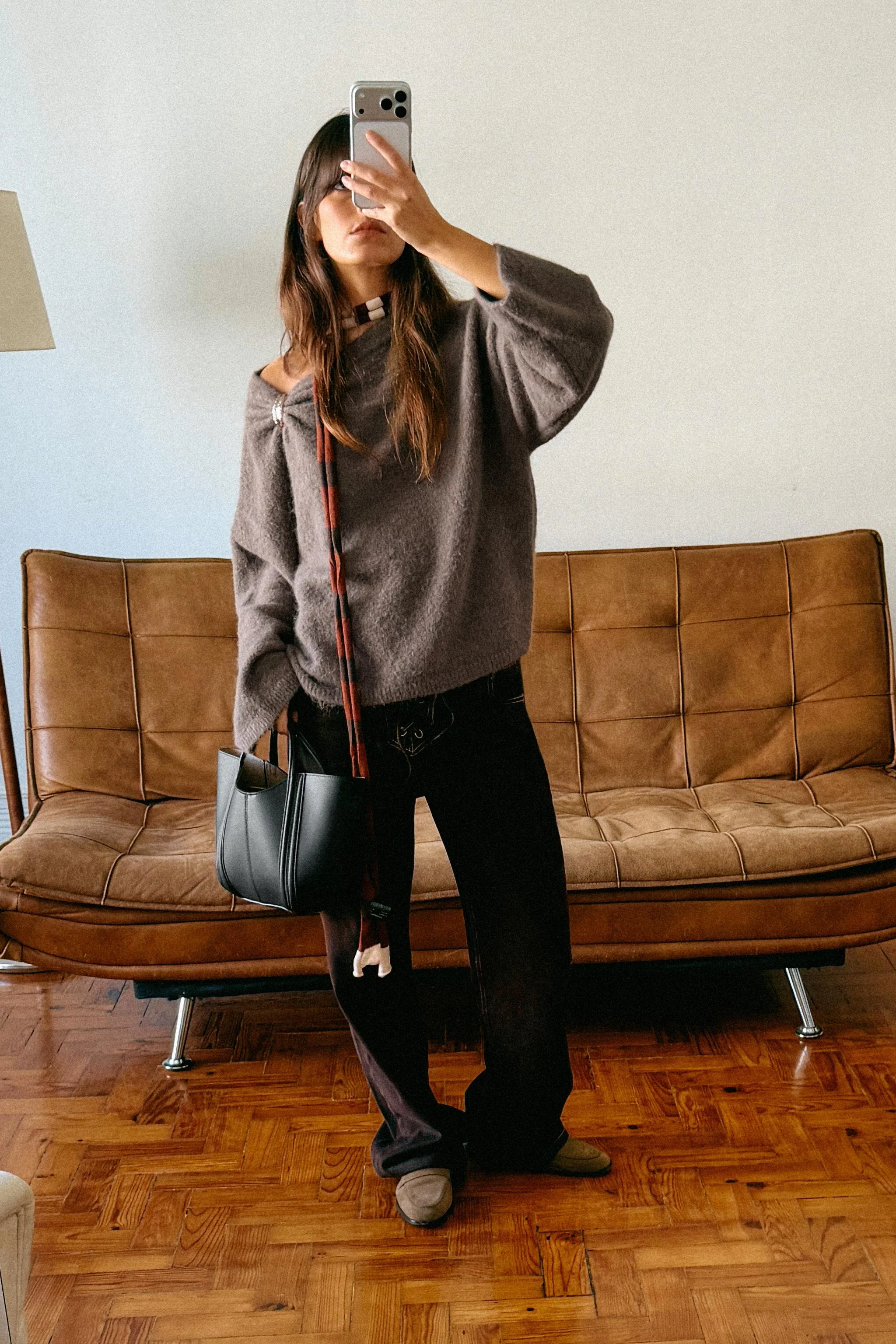 پلیور بافتنی ساده با یقه دراپه، سنجاق سینه طلایی رنگ و آستین بلند