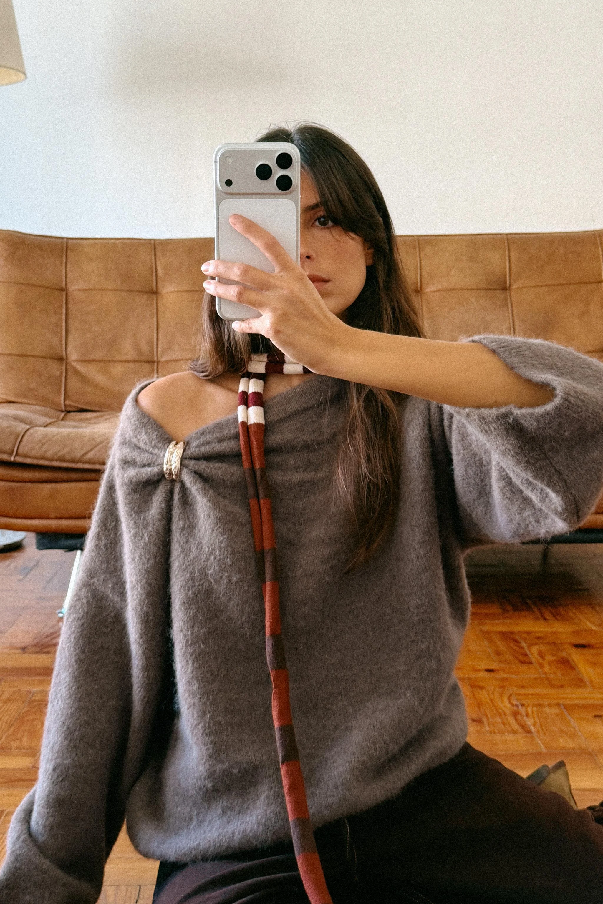 پلیور بافتنی ساده با یقه دراپه، سنجاق سینه طلایی رنگ و آستین بلند پلیور بافتنی ساده با یقه دراپه، سنجاق سینه طلایی رنگ و آستین بلند