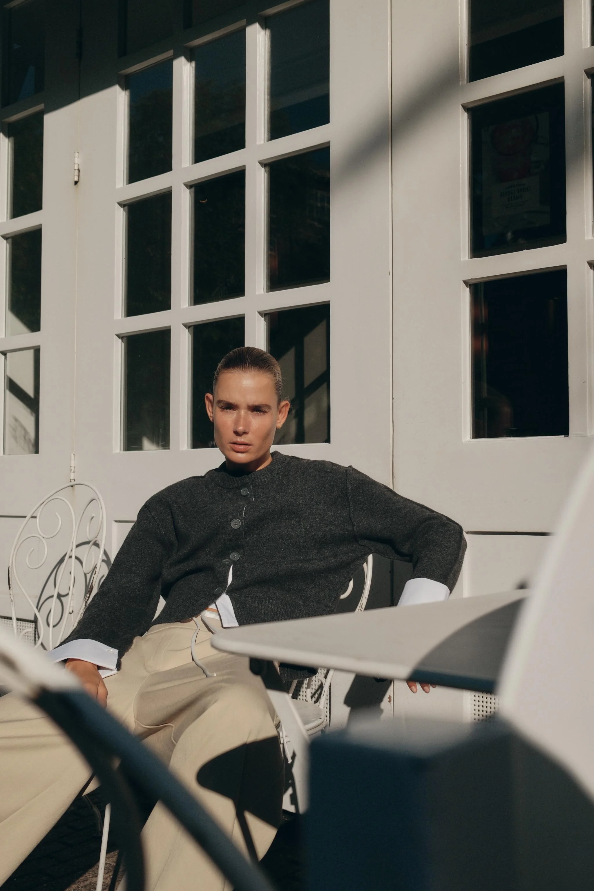 ژاکت بافتنی با ترکیب نخ و 24% پشم. یقه گرد و آستین بلند با سرآستین های پاپلین متضاد. لبه های راه راه همرنگ. دارای دکمه در جلو.