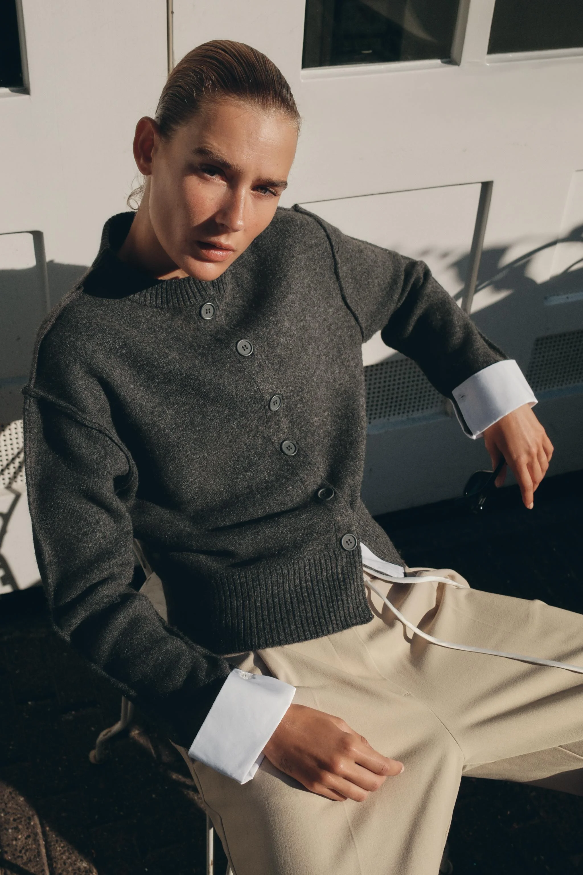 ژاکت بافتنی با ترکیب نخ و 24% پشم. یقه گرد و آستین بلند با سرآستین های پاپلین متضاد. لبه های راه راه همرنگ. دارای دکمه در جلو. ژاکت بافتنی با ترکیب نخ و 24% پشم. یقه گرد و آستین بلند با سرآستین های پاپلین متضاد. لبه های راه راه همرنگ. دارای دکمه در جلو.