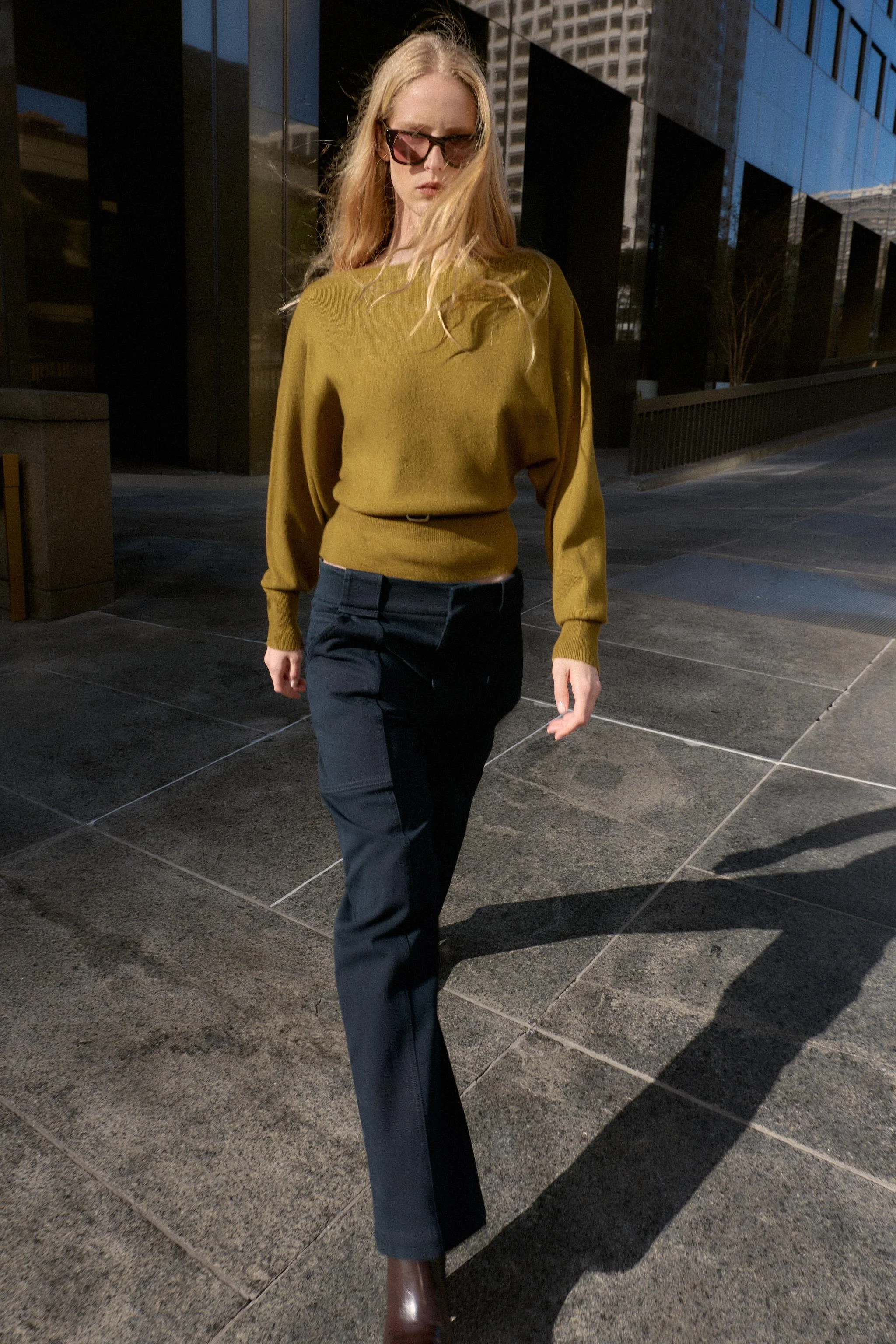 ژاکت بافتنی ساده با یقه قایقی و آستین بلند به همراه کمربند باریک.