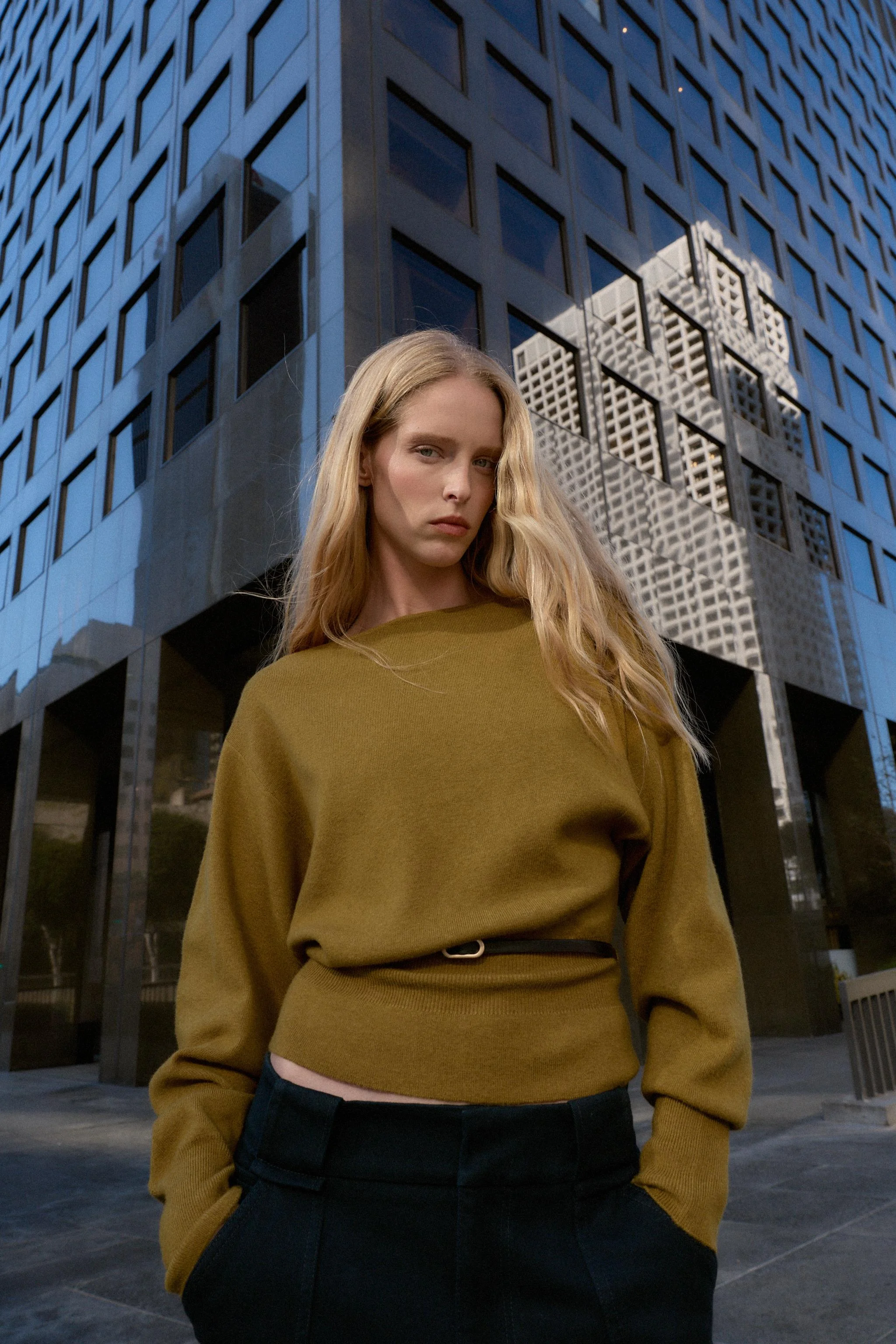 ژاکت بافتنی ساده با یقه قایقی و آستین بلند به همراه کمربند باریک. ژاکت بافتنی ساده با یقه قایقی و آستین بلند به همراه کمربند باریک.