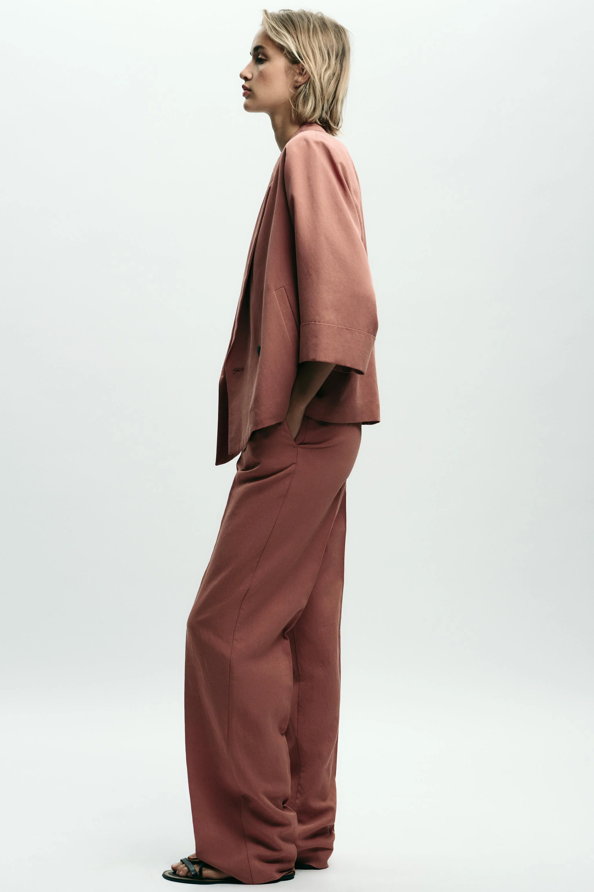 کت بلیزر دکمه دوبل آستین سه ربع کت بلیزر دکمه دوبل آستین سه ربع