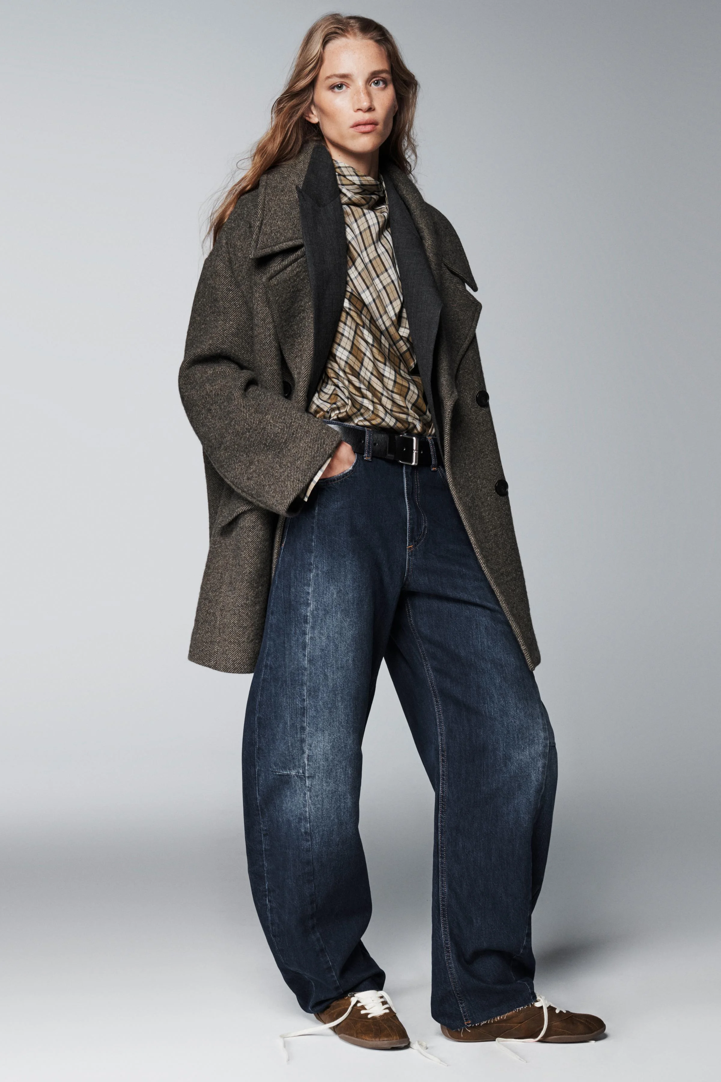 کت تک زنانه بافتنی از مجموعه زارا WOMAN، تهیه شده از نخ ۱۰۰% پشم. دارای یقه ایستاده و آستین های بلند با شکاف و دکمه. دارای جیب های پاکتی در جلو و یک جیب تزئینی روی سینه. دارای بست دکمه ای در جلو.